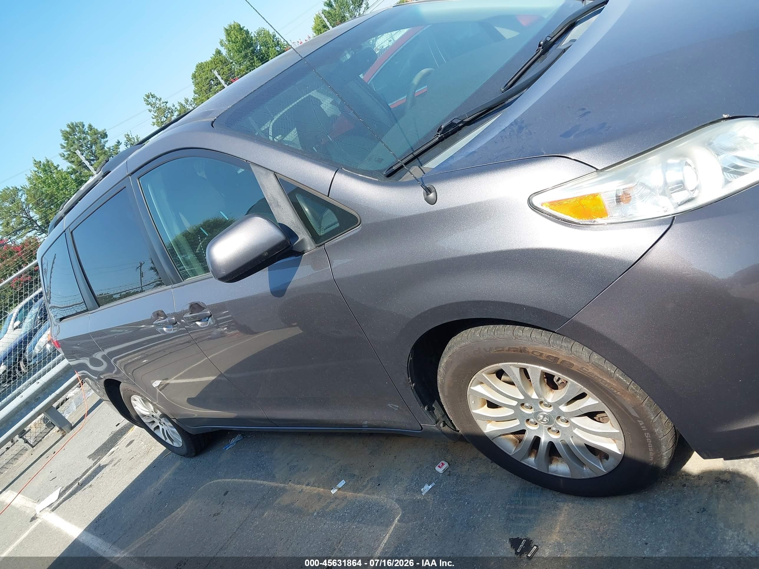 2011 Toyota Sienna Xle V6 Gray vin: 5TDYK3DC1BS166823
