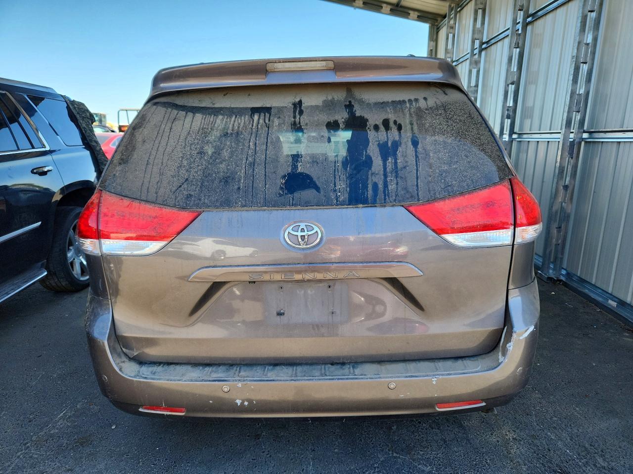2011 Toyota Sienna Xle 8-passenger Gray vin: 5TDYK3DC1BS174114