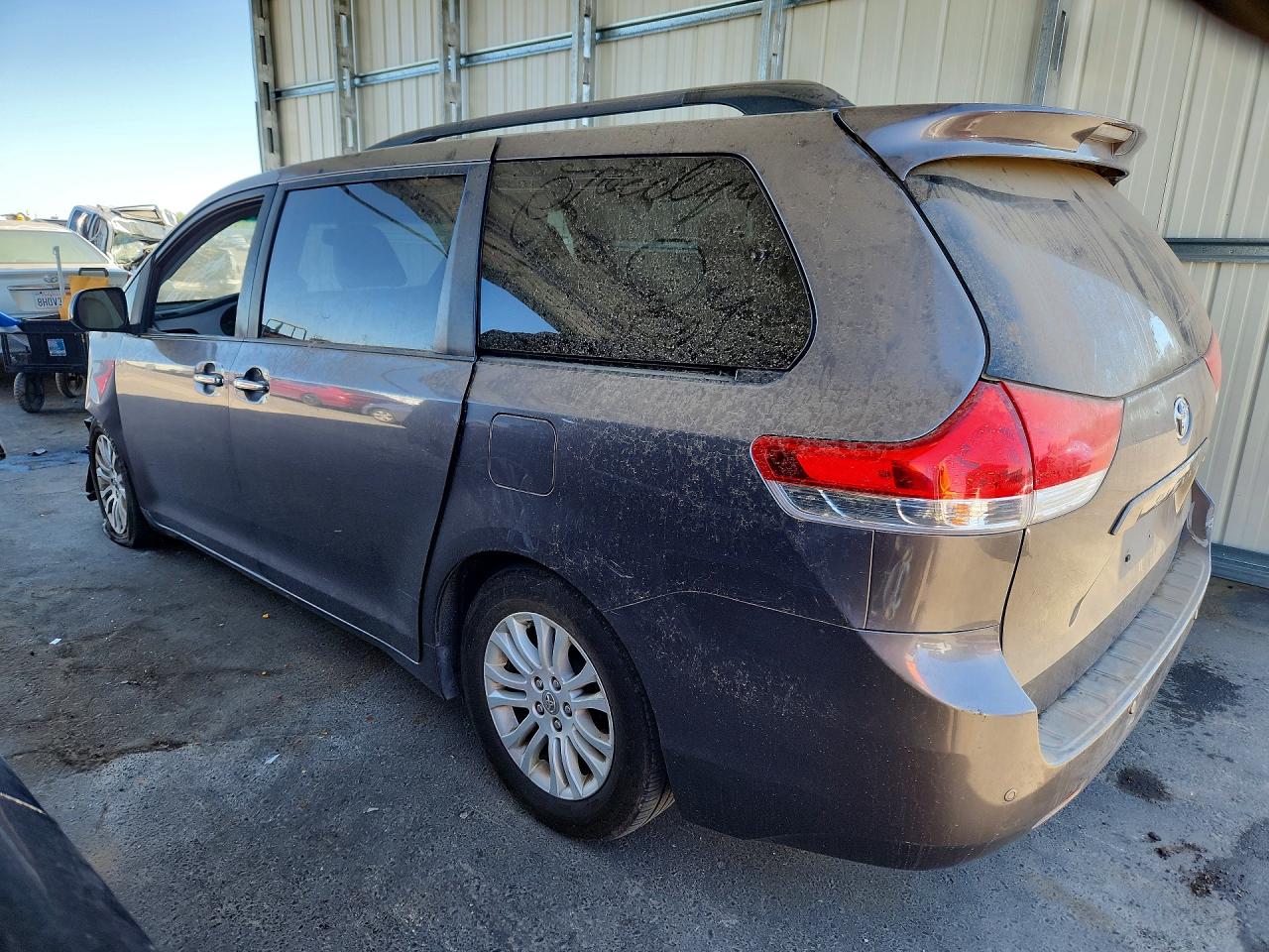 2011 Toyota Sienna Xle 8-passenger Gray vin: 5TDYK3DC1BS174114