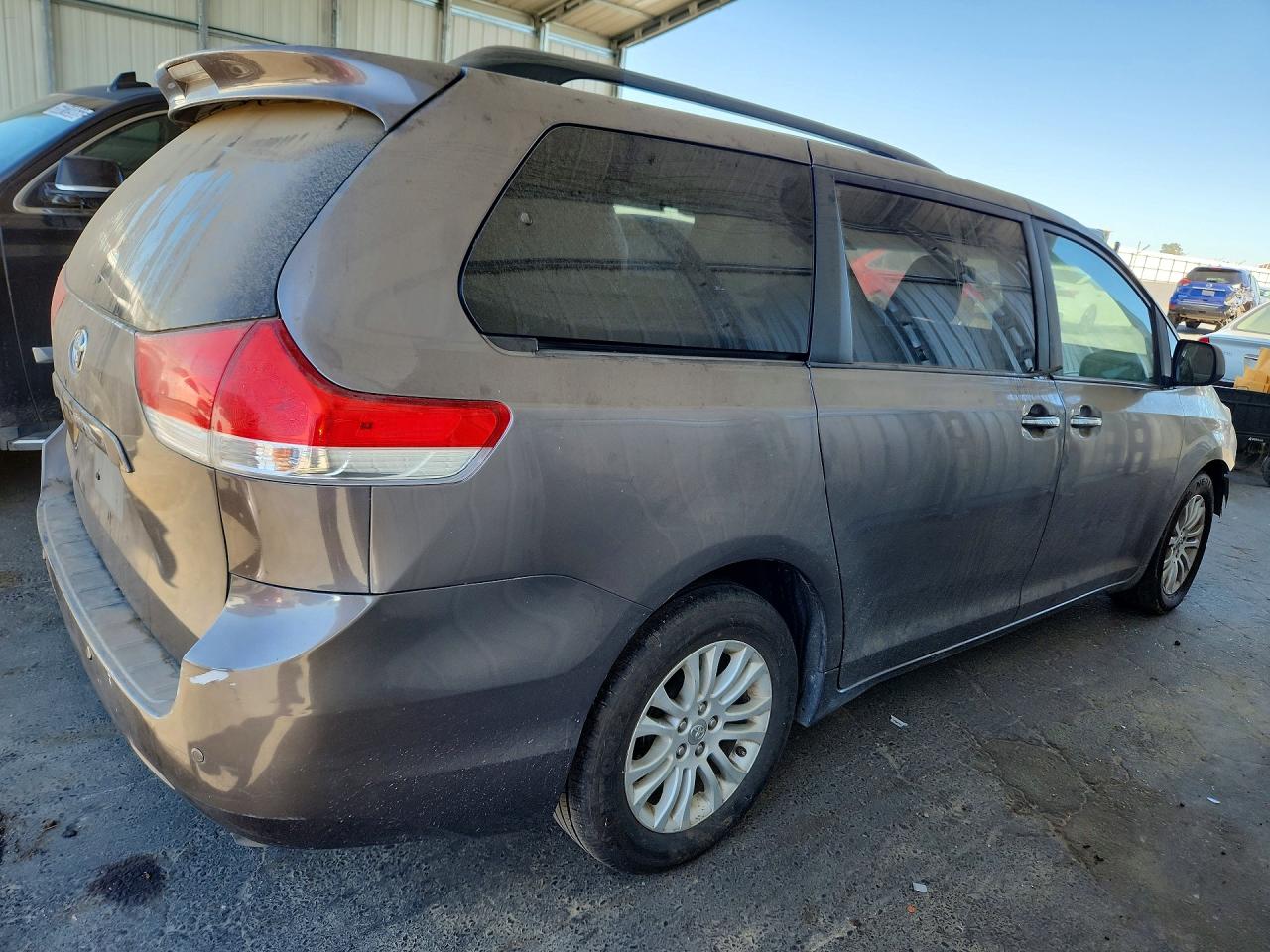 2011 Toyota Sienna Xle 8-passenger Gray vin: 5TDYK3DC1BS174114