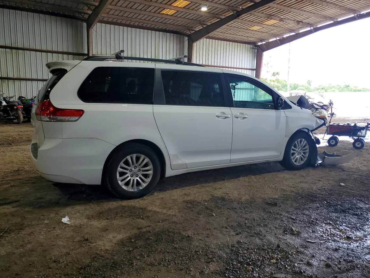 2012 Toyota Sienna White vin: 5TDYK3DC1CS189763