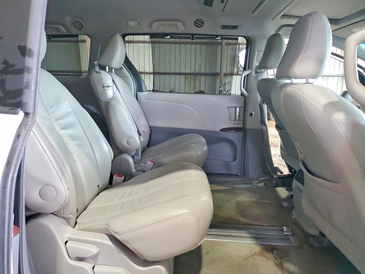 2012 Toyota Sienna White vin: 5TDYK3DC1CS189763