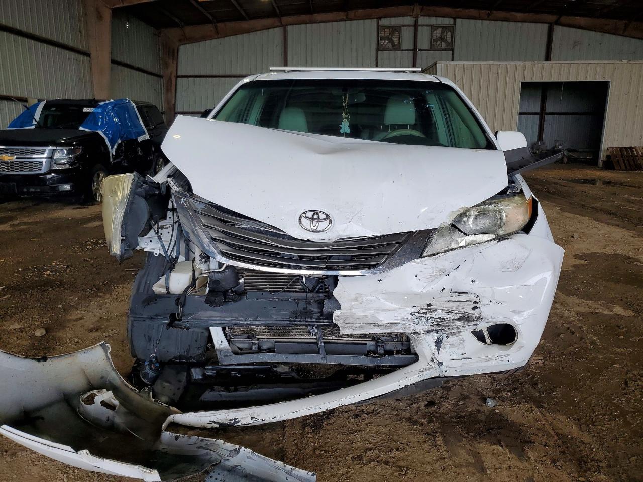 2012 Toyota Sienna White vin: 5TDYK3DC1CS189763
