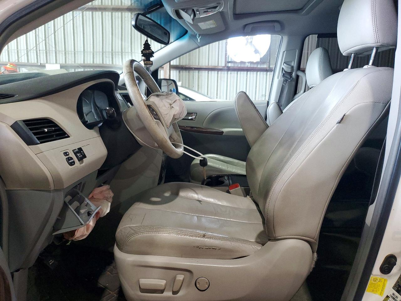 2012 Toyota Sienna White vin: 5TDYK3DC1CS189763