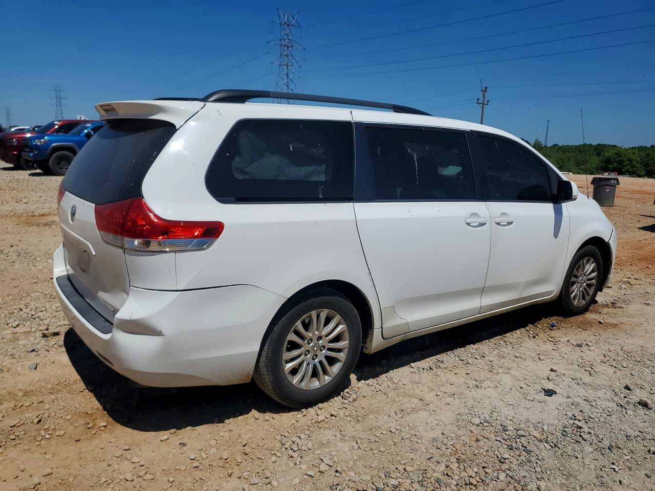 2012 Toyota Sienna Xle 8-passenger White vin: 5TDYK3DC1CS191965