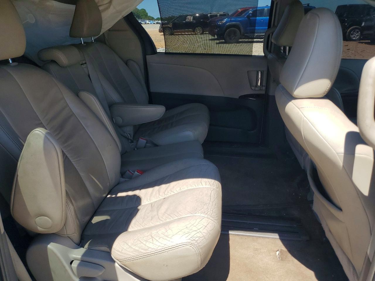 2012 Toyota Sienna Xle 8-passenger White vin: 5TDYK3DC1CS191965