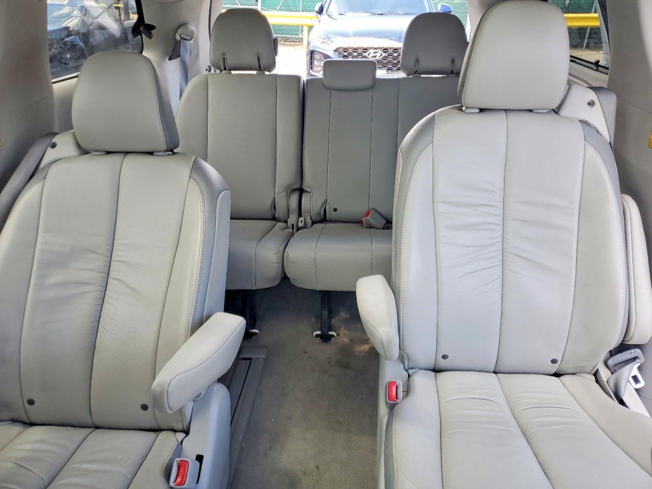 2012 Toyota Sienna Xle 8-passenger White vin: 5TDYK3DC1CS191979