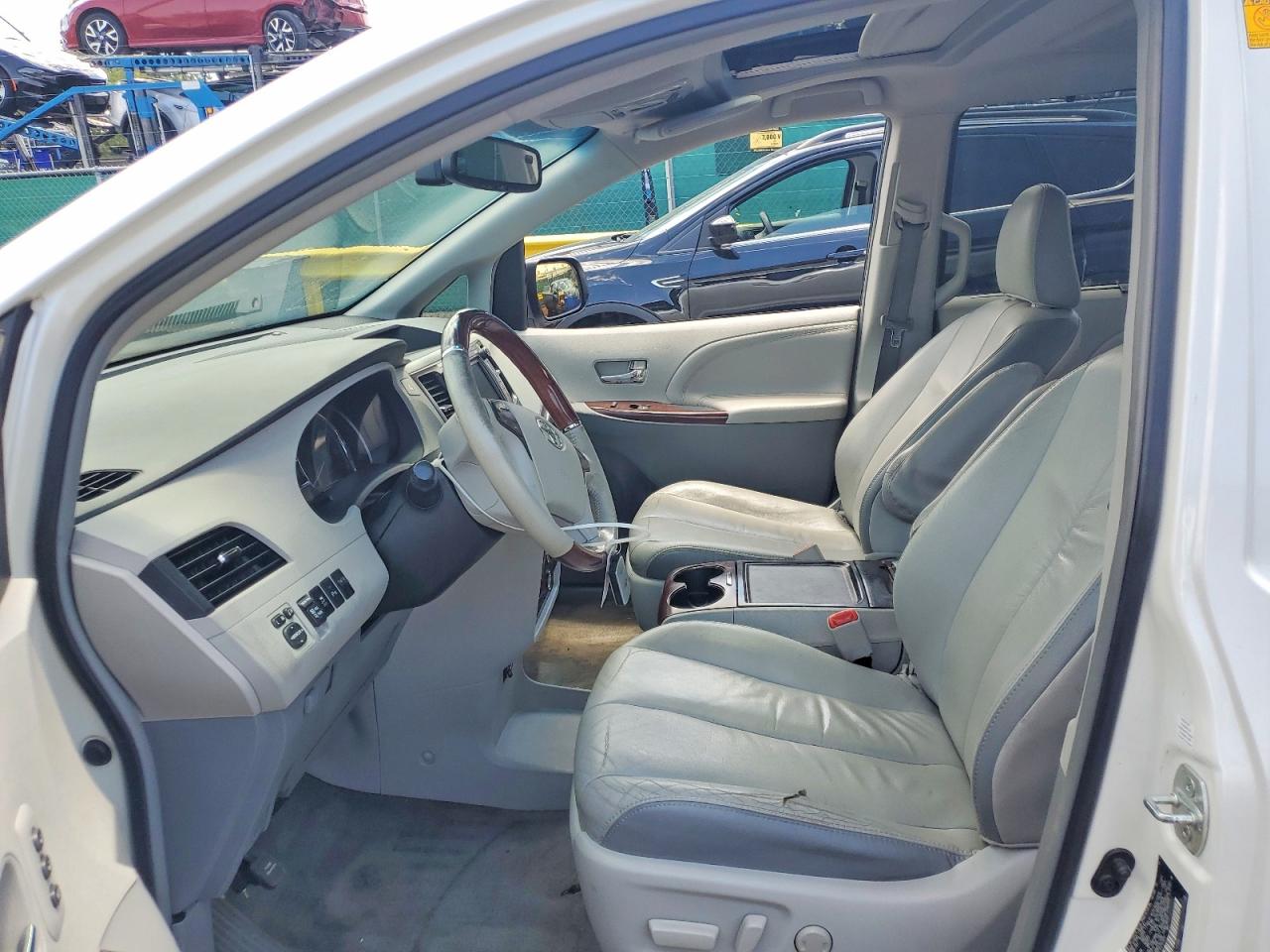 2012 Toyota Sienna Xle 8-passenger White vin: 5TDYK3DC1CS191979