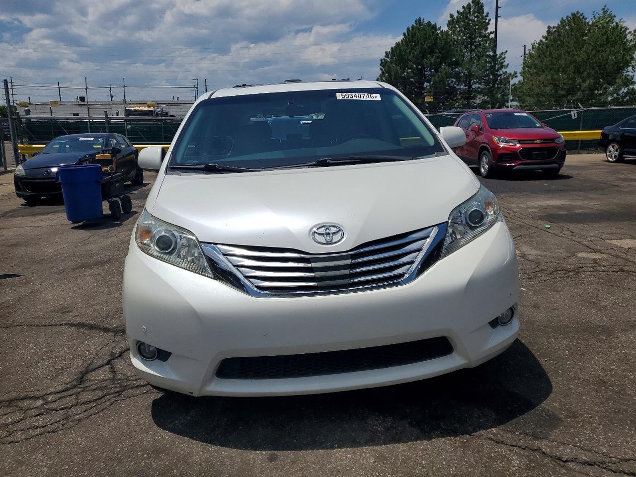 2012 Toyota Sienna Xle 8-passenger White vin: 5TDYK3DC1CS191979