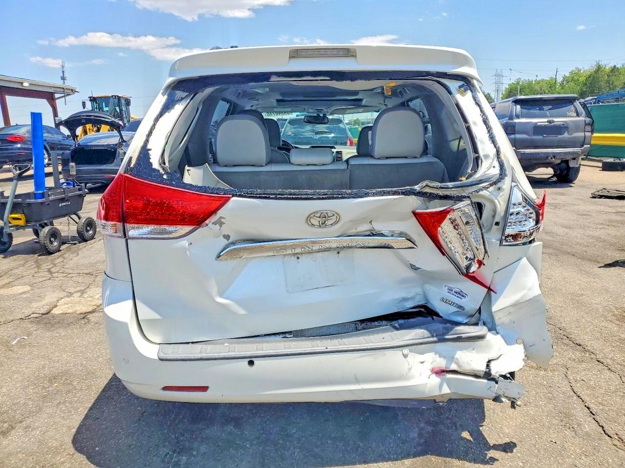 2012 Toyota Sienna Xle 8-passenger White vin: 5TDYK3DC1CS191979