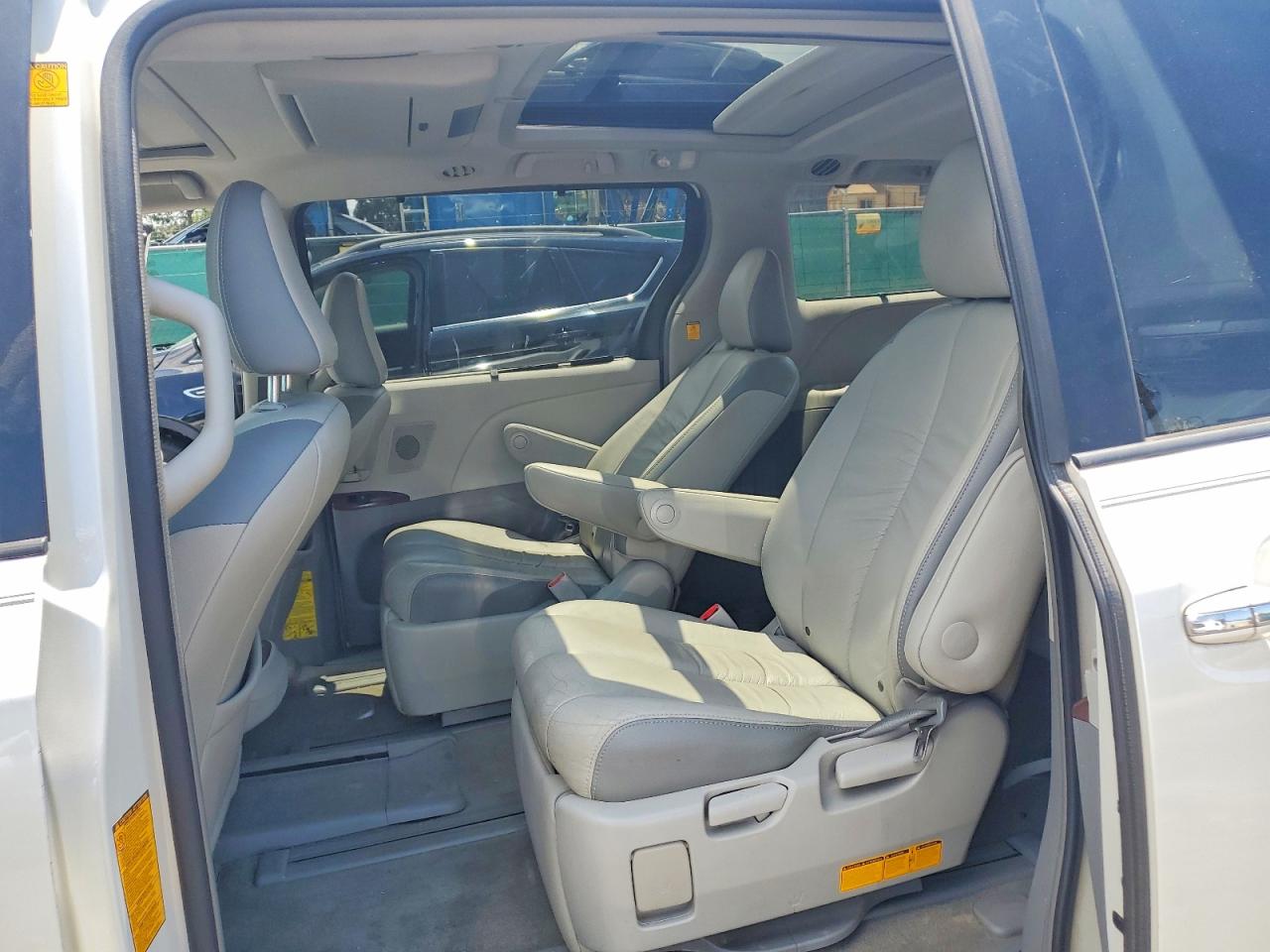 2012 Toyota Sienna Xle 8-passenger White vin: 5TDYK3DC1CS191979