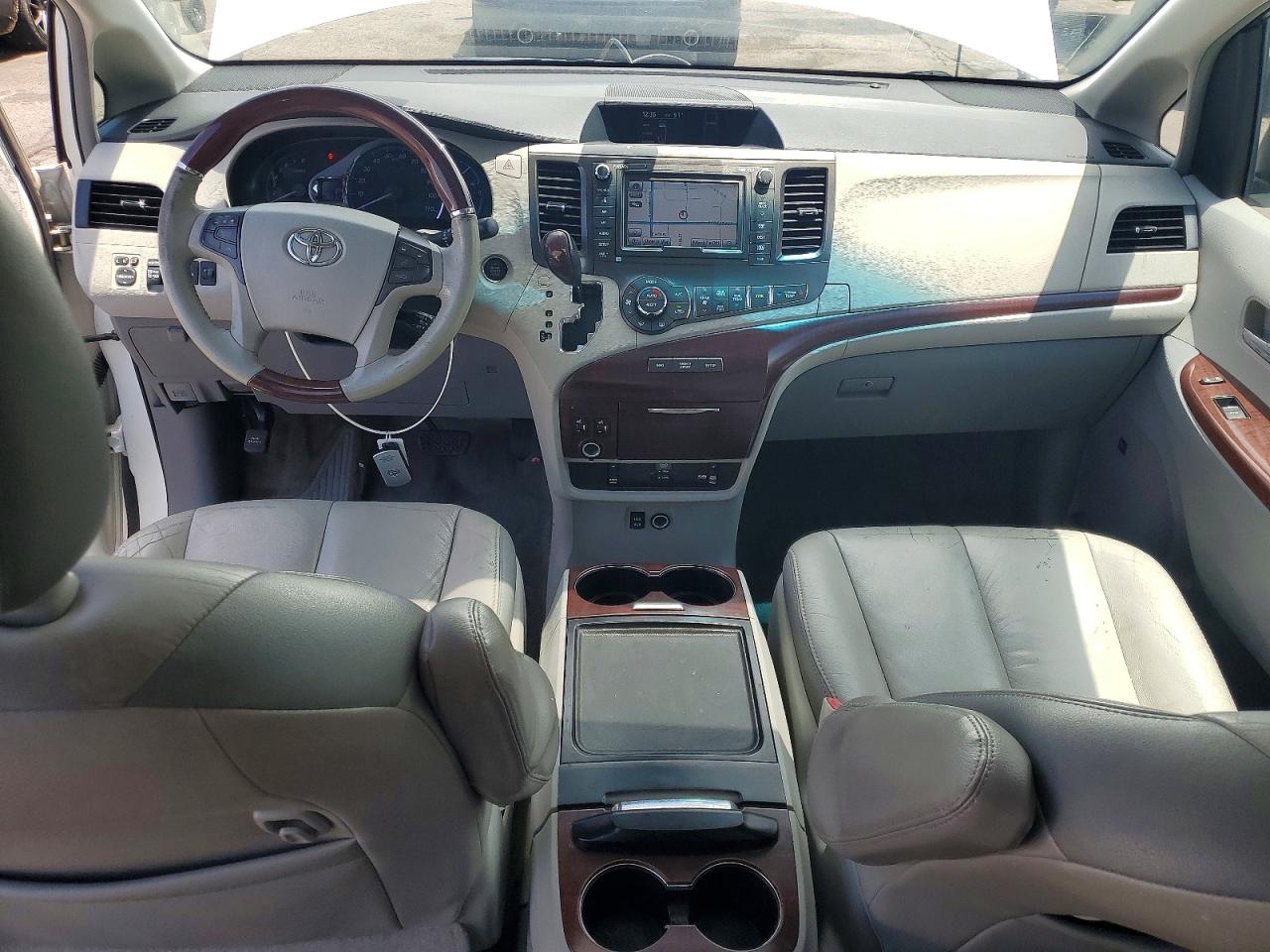2012 Toyota Sienna Xle 8-passenger White vin: 5TDYK3DC1CS191979