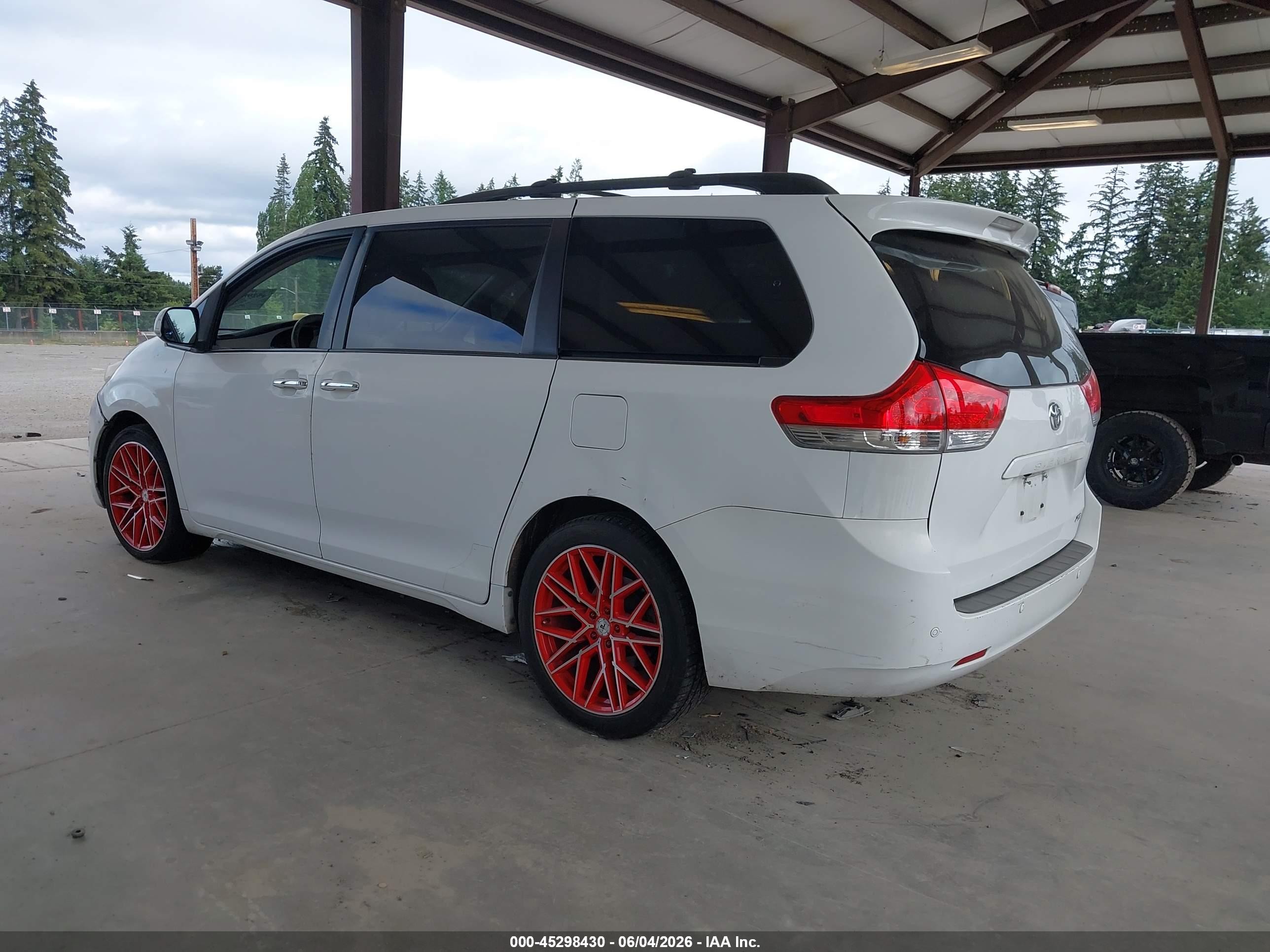 2012 Toyota Sienna Xle V6 8 Passenger White vin: 5TDYK3DC1CS199189