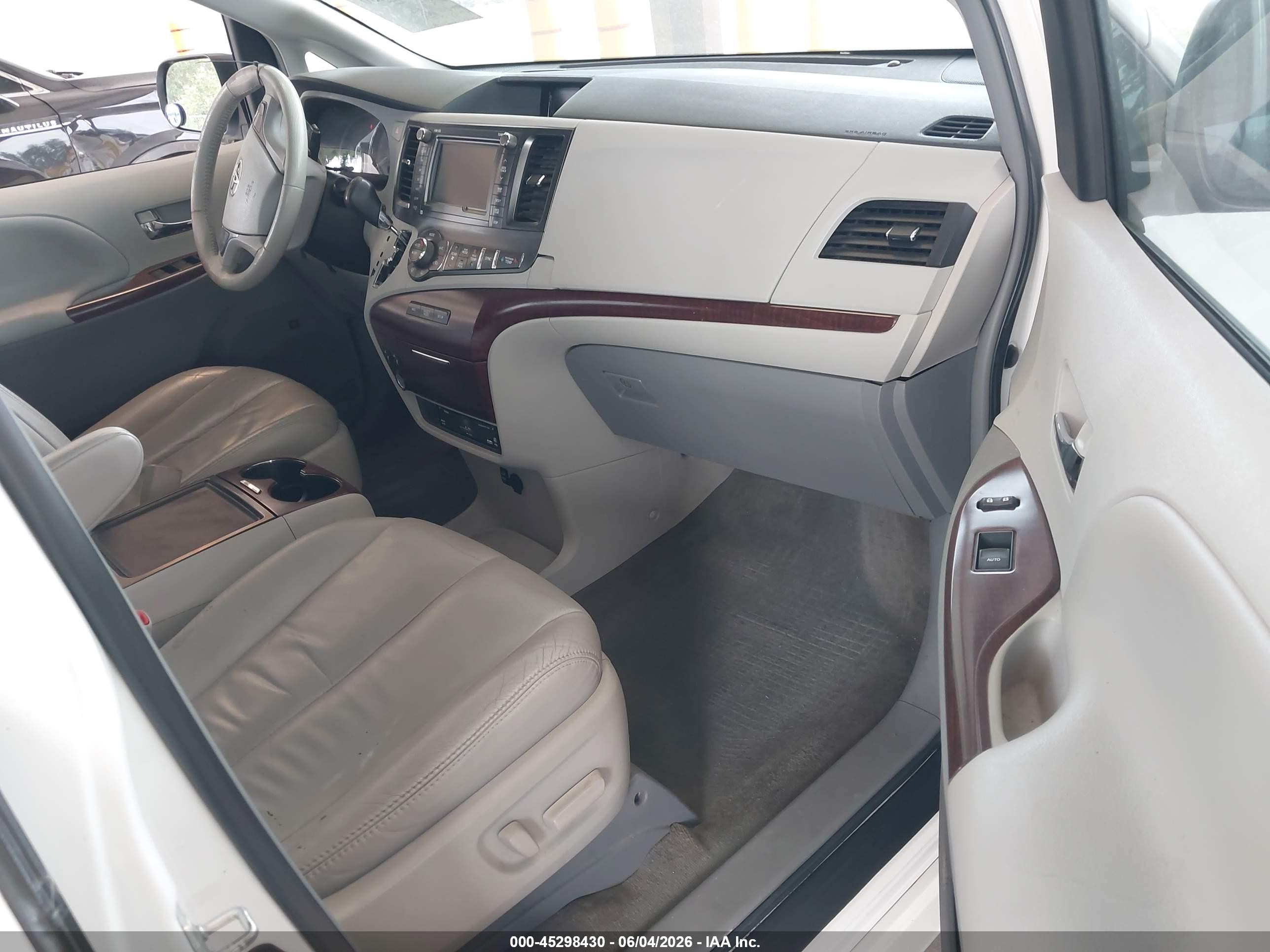 2012 Toyota Sienna Xle V6 8 Passenger White vin: 5TDYK3DC1CS199189