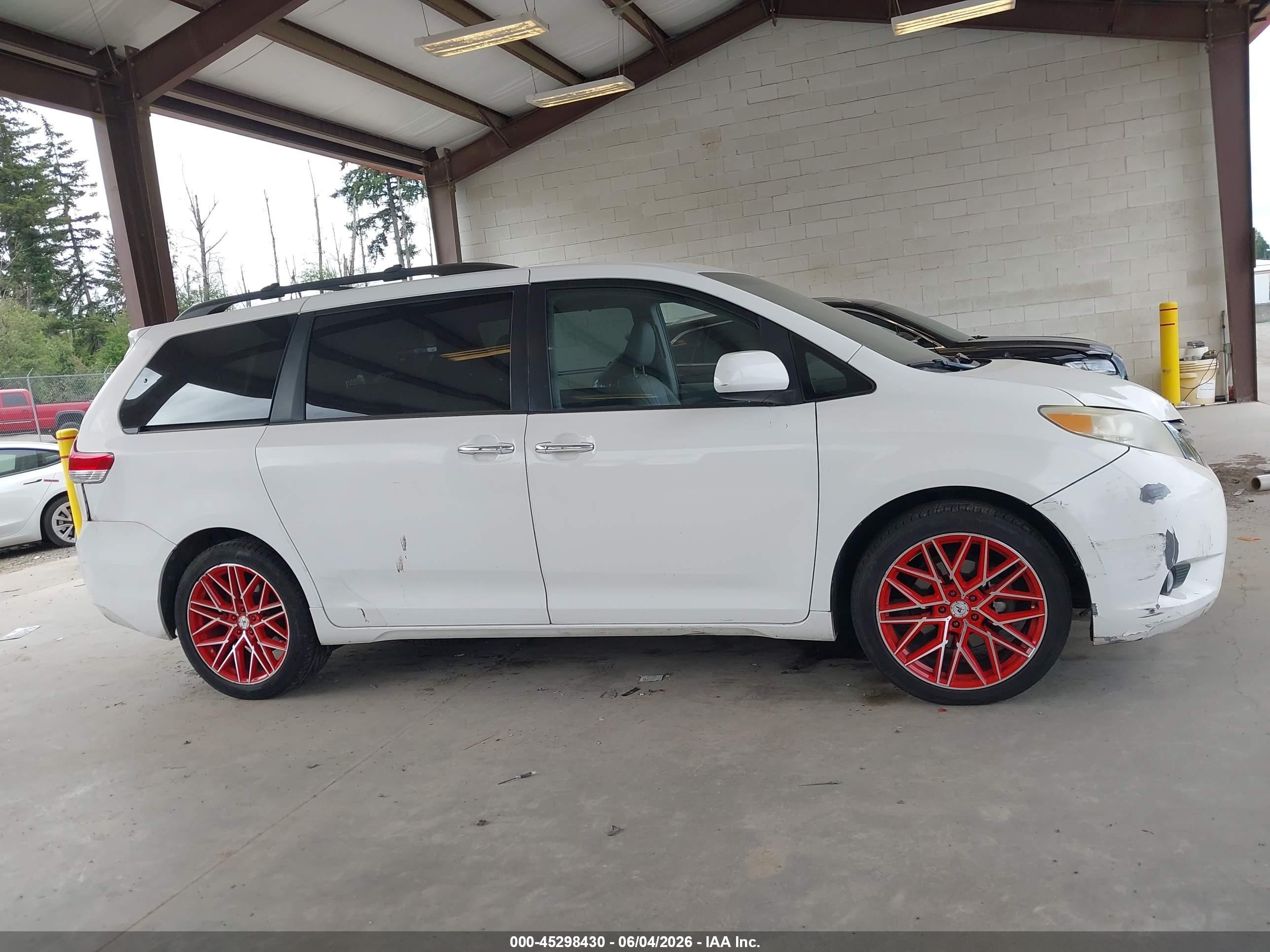2012 Toyota Sienna Xle V6 8 Passenger White vin: 5TDYK3DC1CS199189