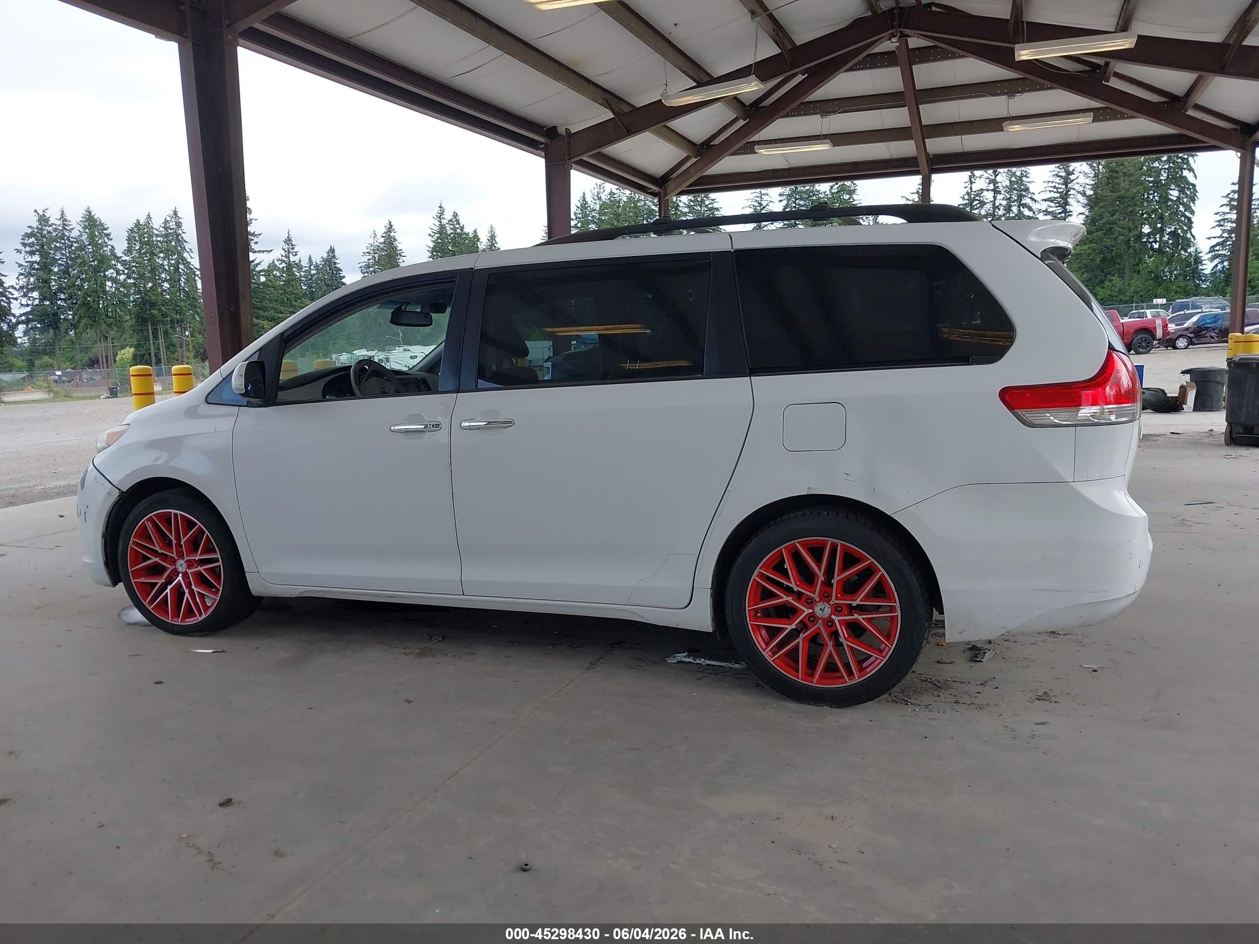 2012 Toyota Sienna Xle V6 8 Passenger White vin: 5TDYK3DC1CS199189