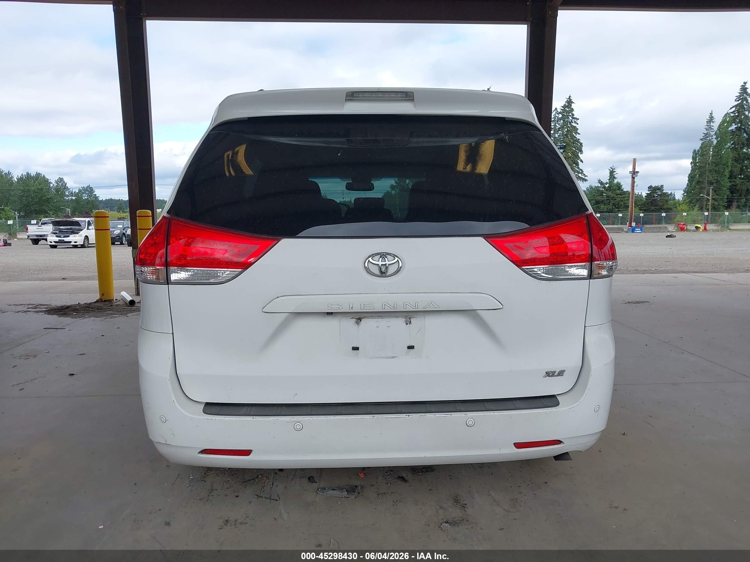 2012 Toyota Sienna Xle V6 8 Passenger White vin: 5TDYK3DC1CS199189