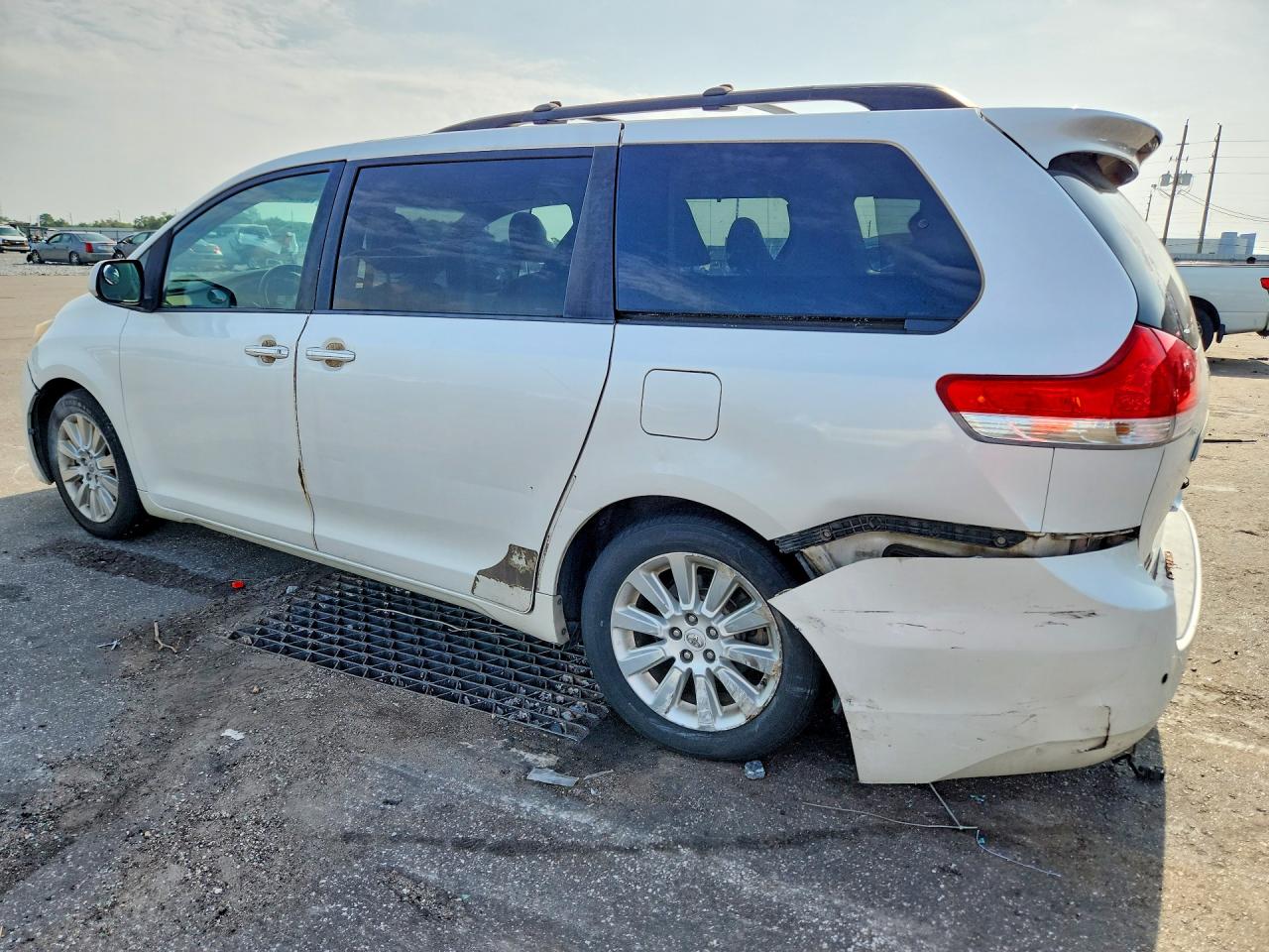 2012 Toyota Sienna Limited 7-passenger White vin: 5TDYK3DC1CS236712