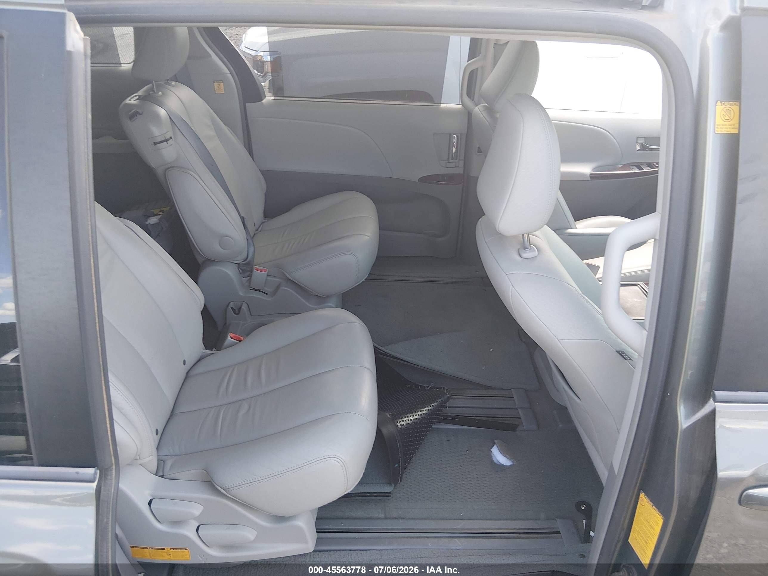 2012 Toyota Sienna Xle V6 8 Passenger Green vin: 5TDYK3DC1CS240212
