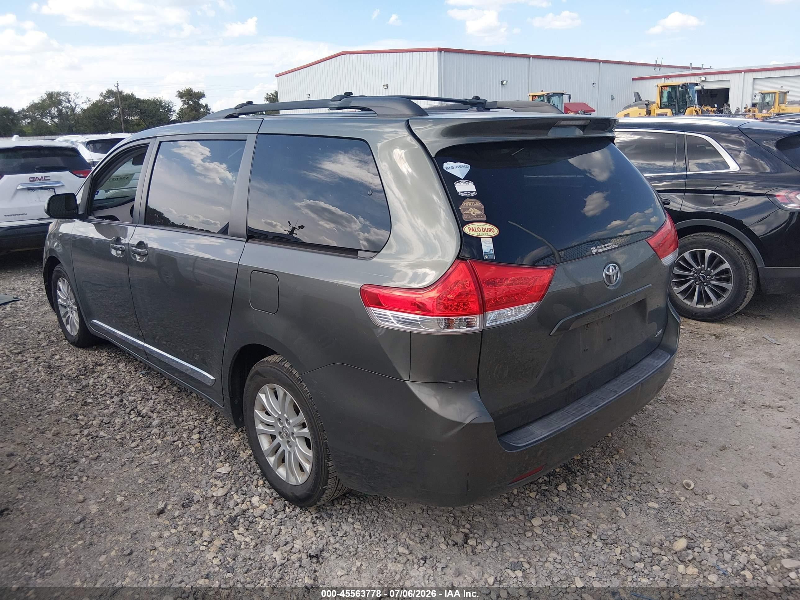 2012 Toyota Sienna Xle V6 8 Passenger Green vin: 5TDYK3DC1CS240212