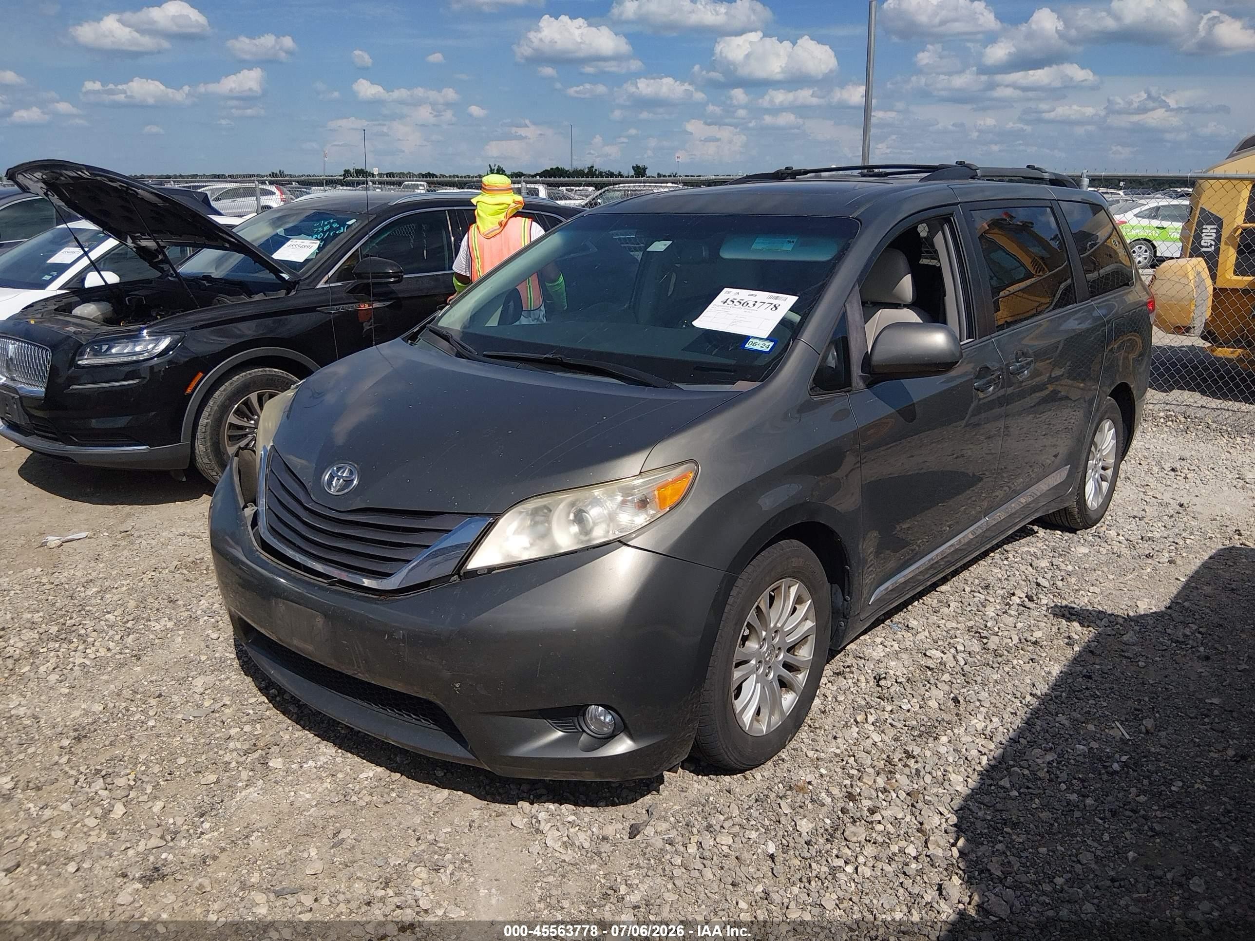 2012 Toyota Sienna Xle V6 8 Passenger Green vin: 5TDYK3DC1CS240212