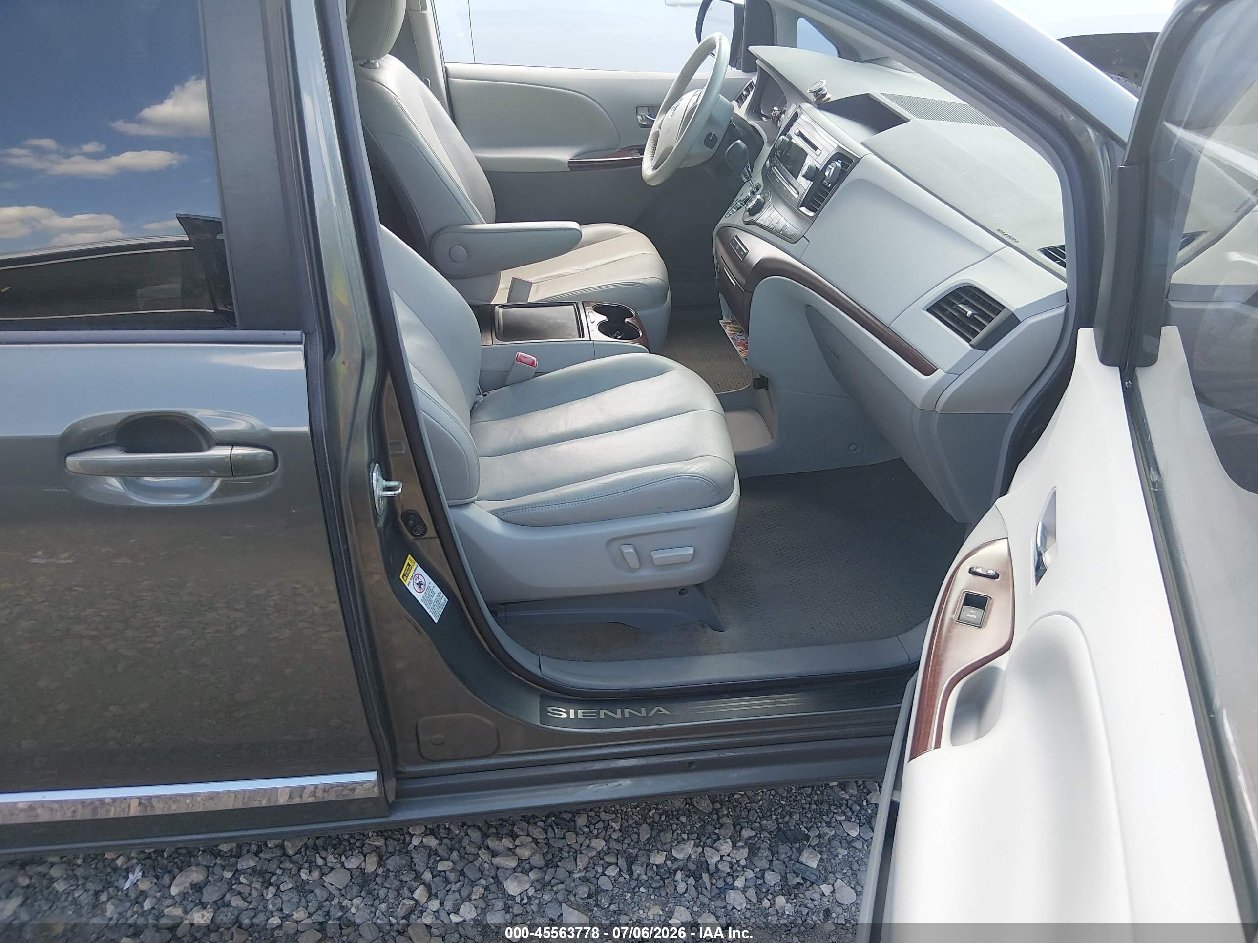 2012 Toyota Sienna Xle V6 8 Passenger Green vin: 5TDYK3DC1CS240212