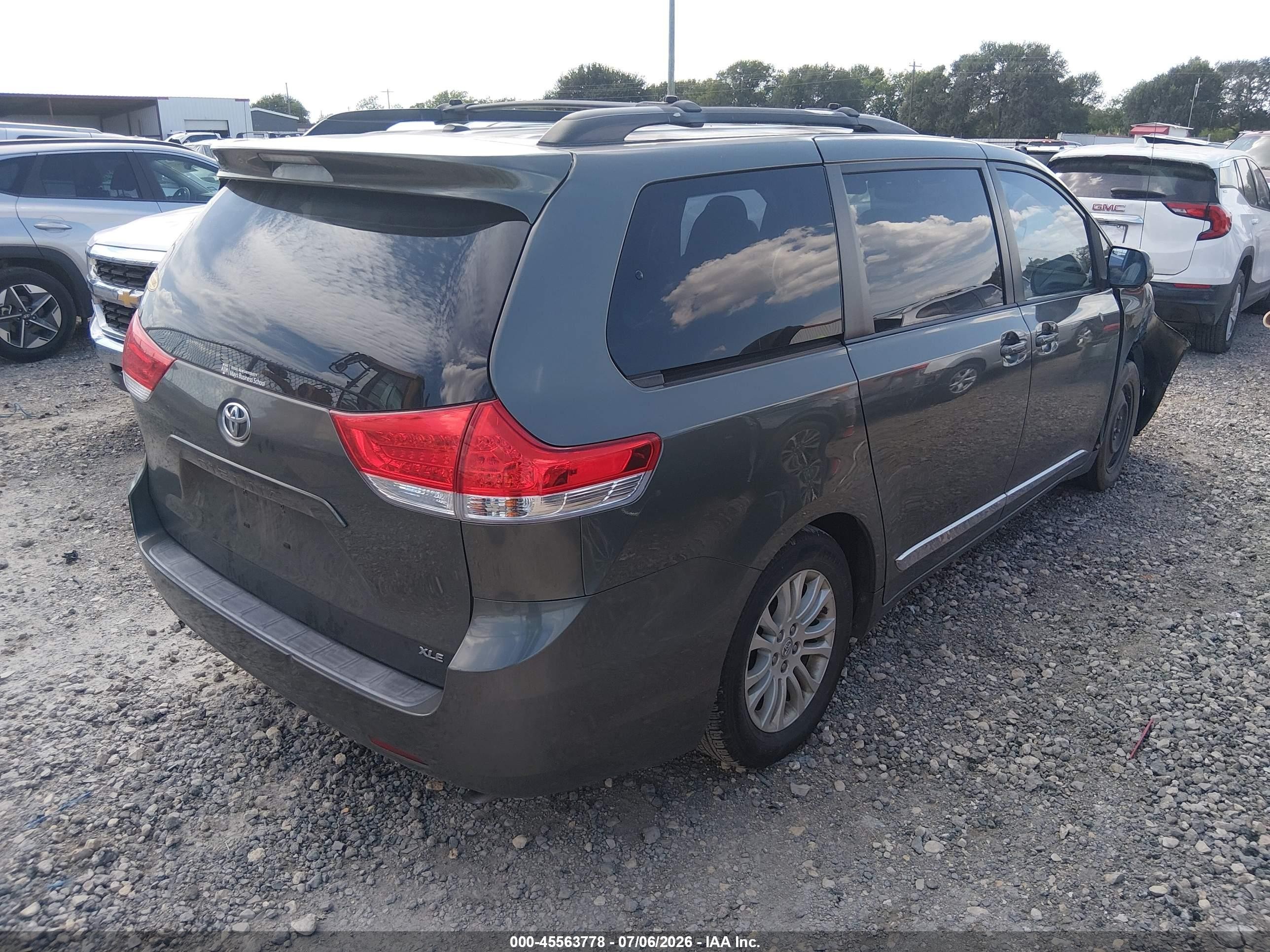 2012 Toyota Sienna Xle V6 8 Passenger Green vin: 5TDYK3DC1CS240212