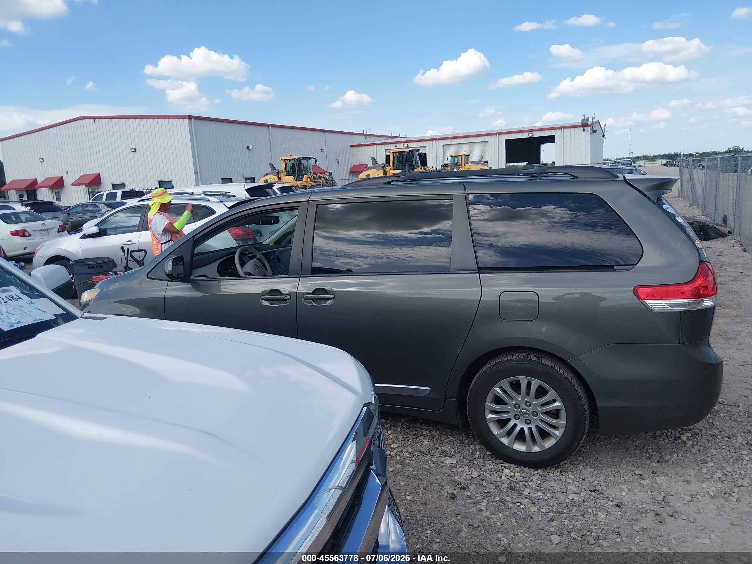 2012 Toyota Sienna Xle V6 8 Passenger Green vin: 5TDYK3DC1CS240212