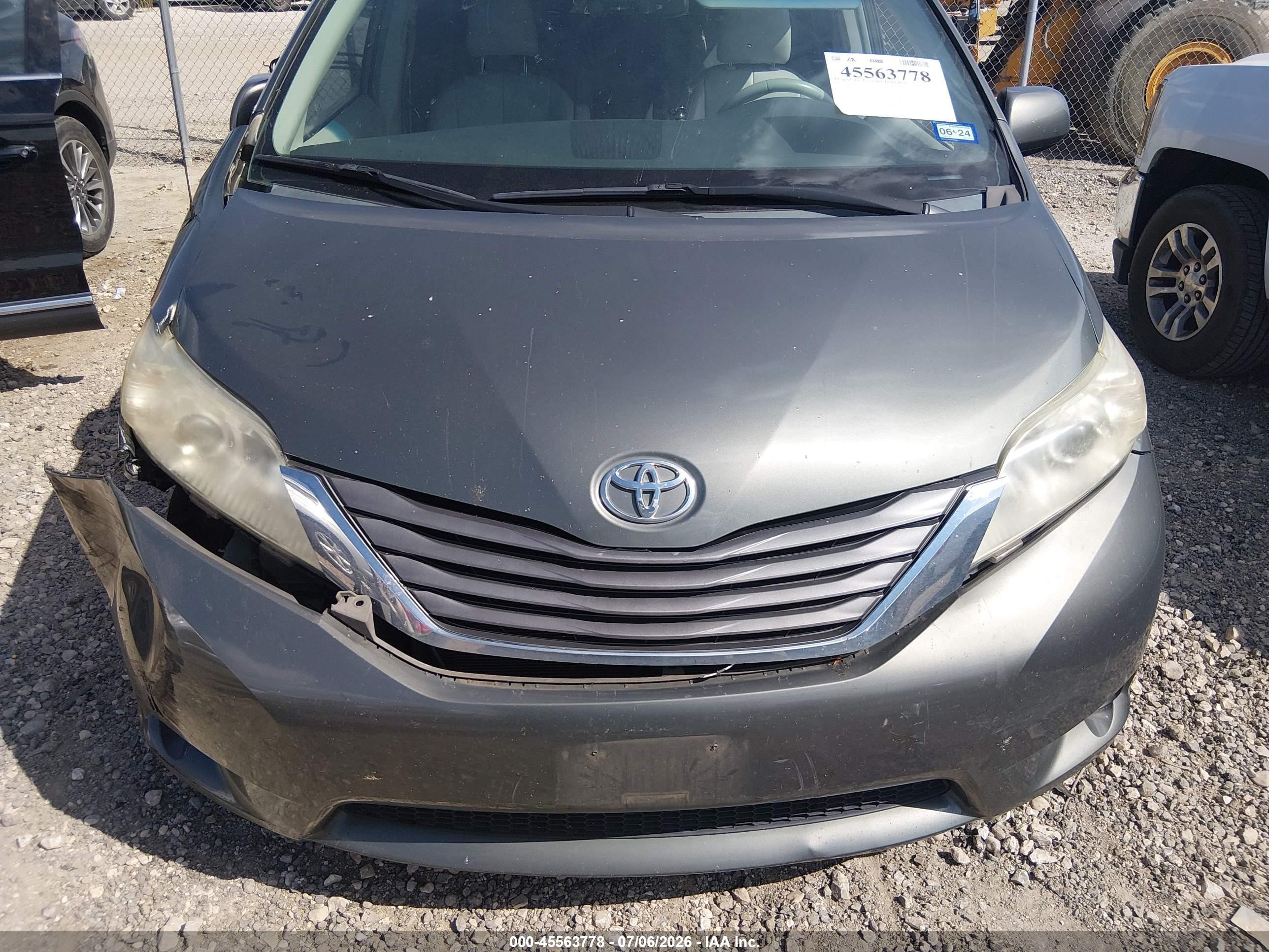 2012 Toyota Sienna Xle V6 8 Passenger Green vin: 5TDYK3DC1CS240212