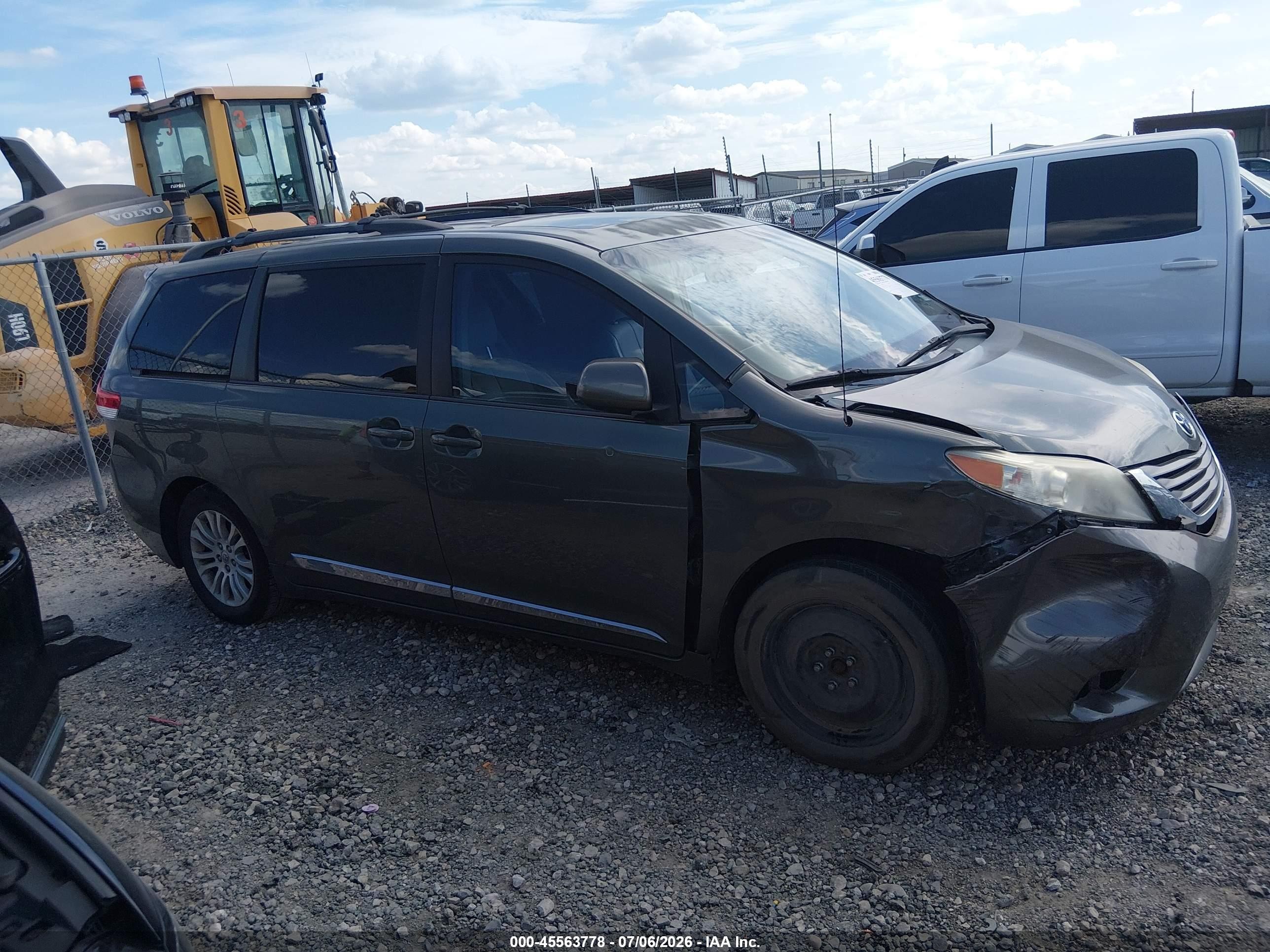 2012 Toyota Sienna Xle V6 8 Passenger Green vin: 5TDYK3DC1CS240212