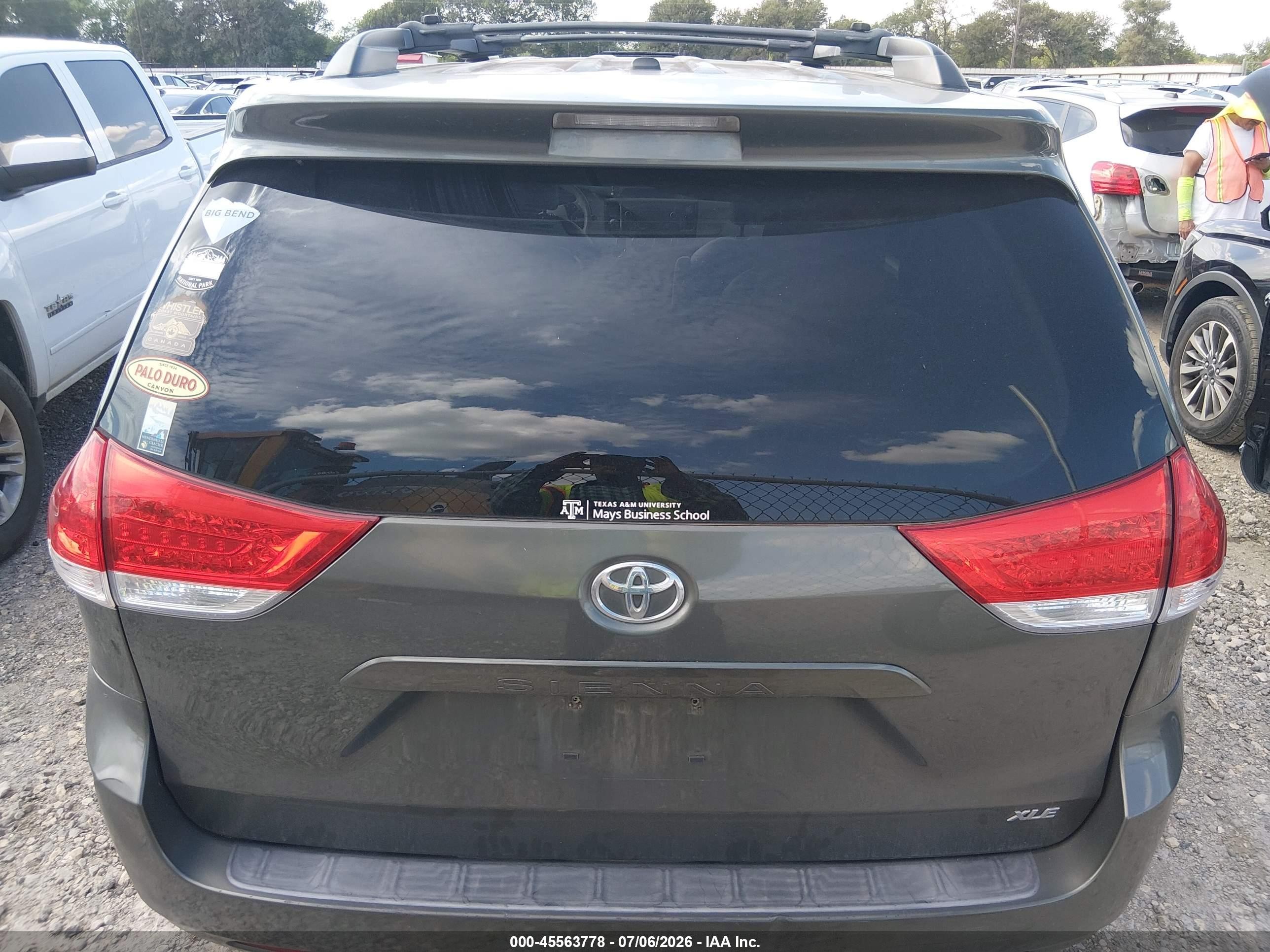 2012 Toyota Sienna Xle V6 8 Passenger Green vin: 5TDYK3DC1CS240212