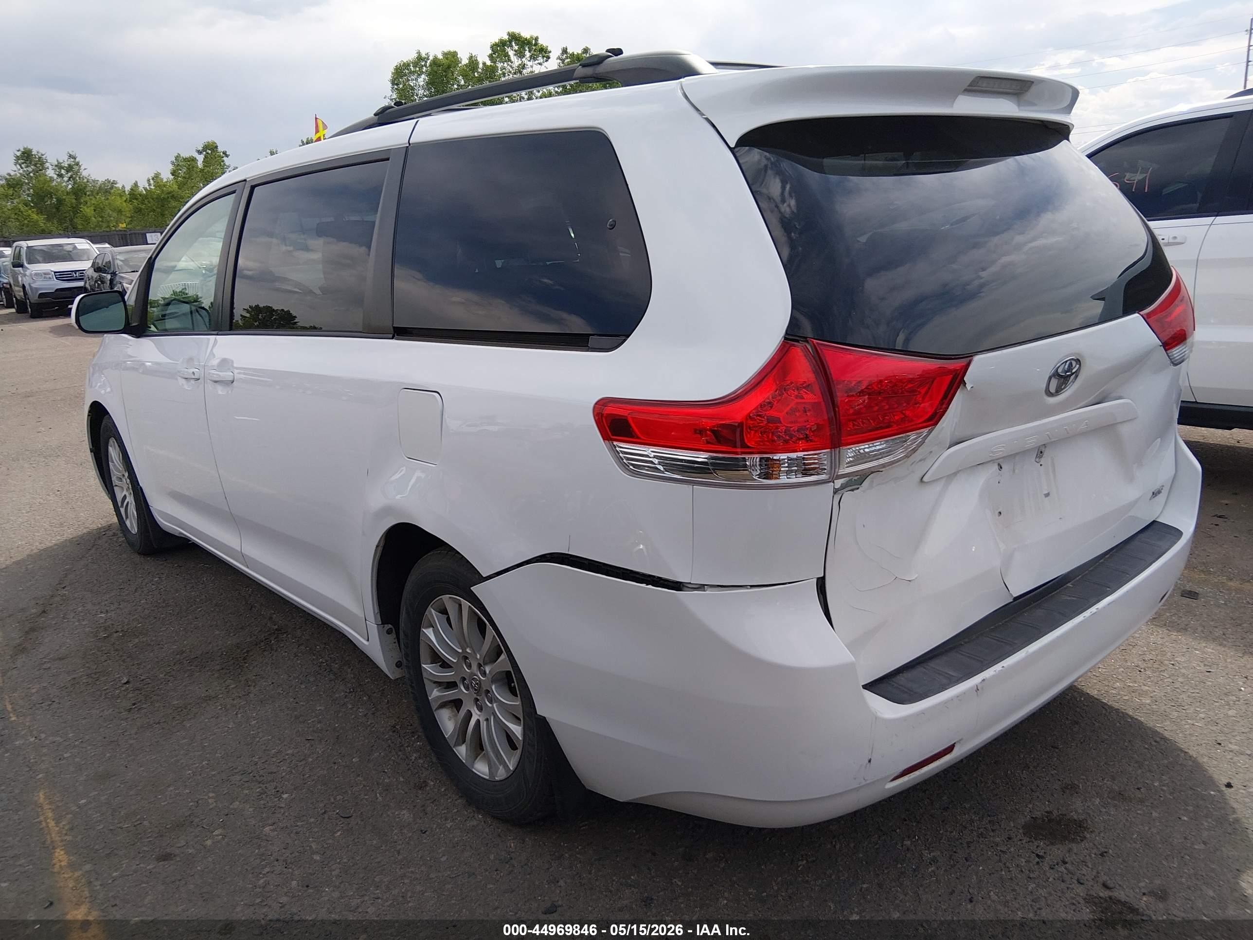 2012 Toyota Sienna Xle V6 8 Passenger White vin: 5TDYK3DC1CS248343