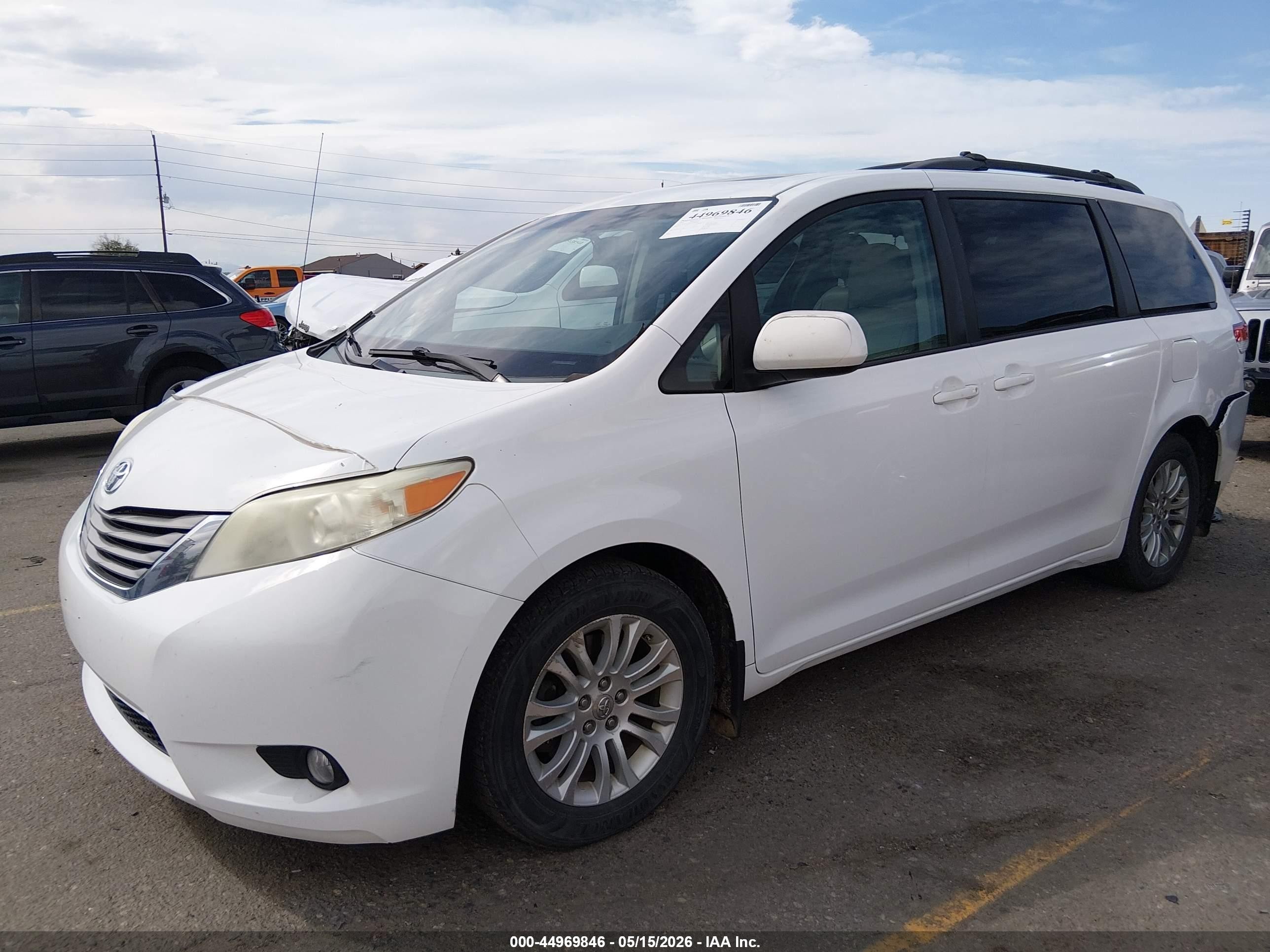 2012 Toyota Sienna Xle V6 8 Passenger White vin: 5TDYK3DC1CS248343