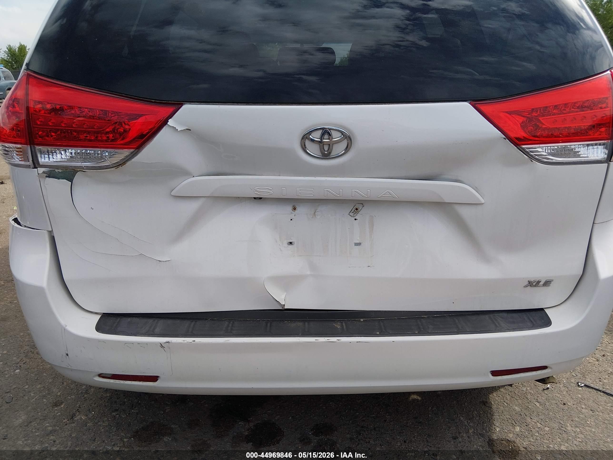 2012 Toyota Sienna Xle V6 8 Passenger White vin: 5TDYK3DC1CS248343
