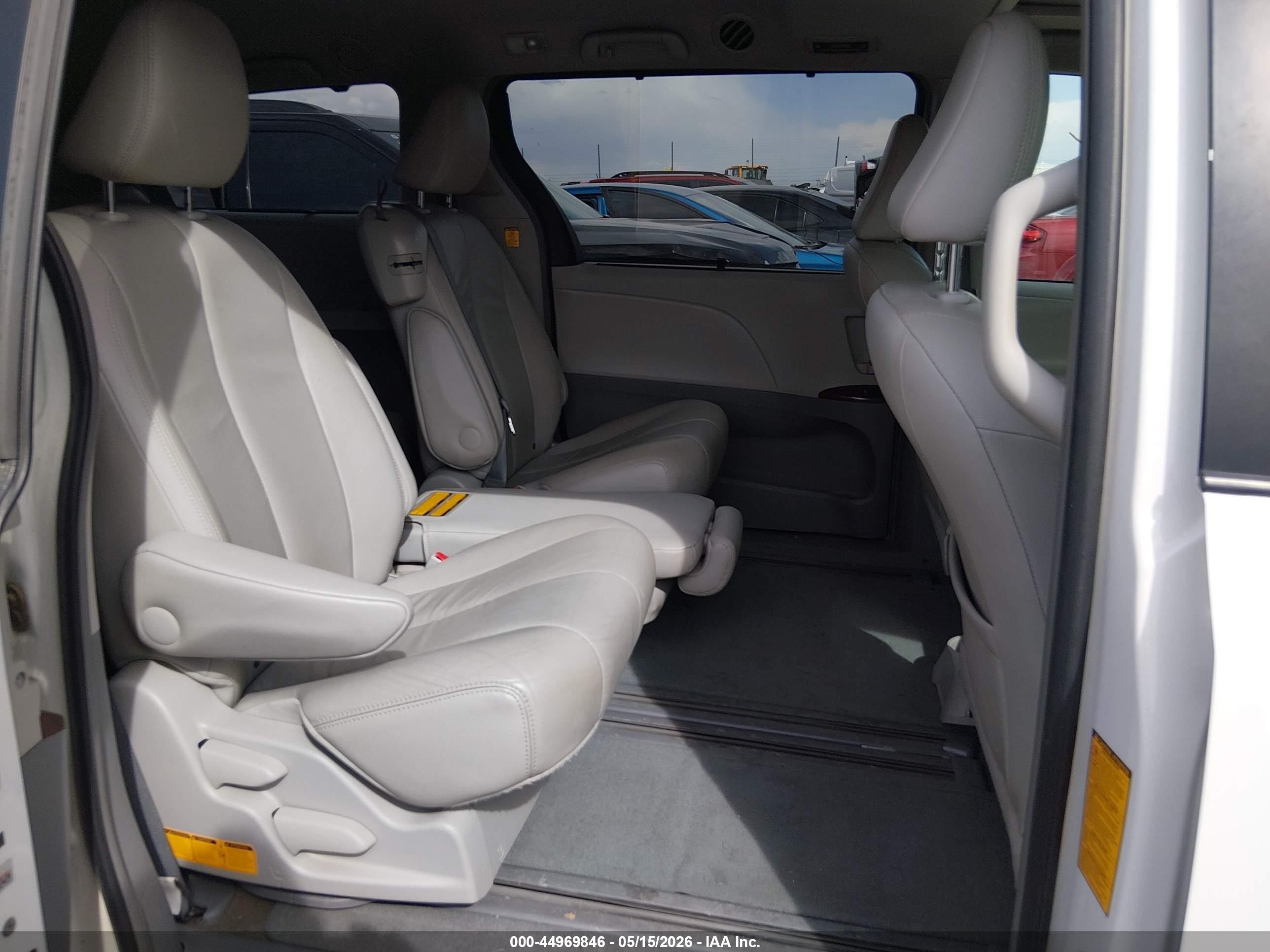 2012 Toyota Sienna Xle V6 8 Passenger White vin: 5TDYK3DC1CS248343