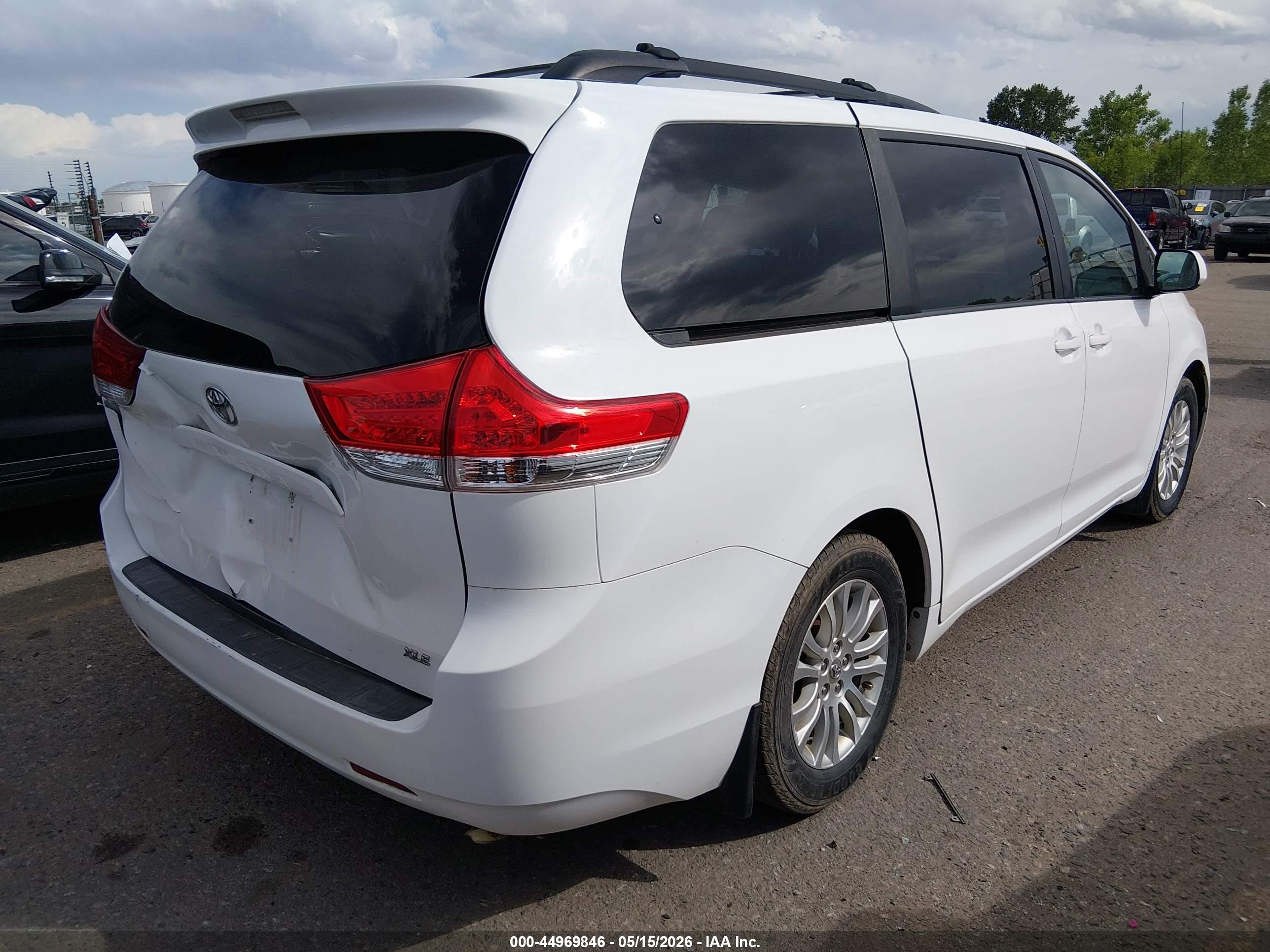 2012 Toyota Sienna Xle V6 8 Passenger White vin: 5TDYK3DC1CS248343