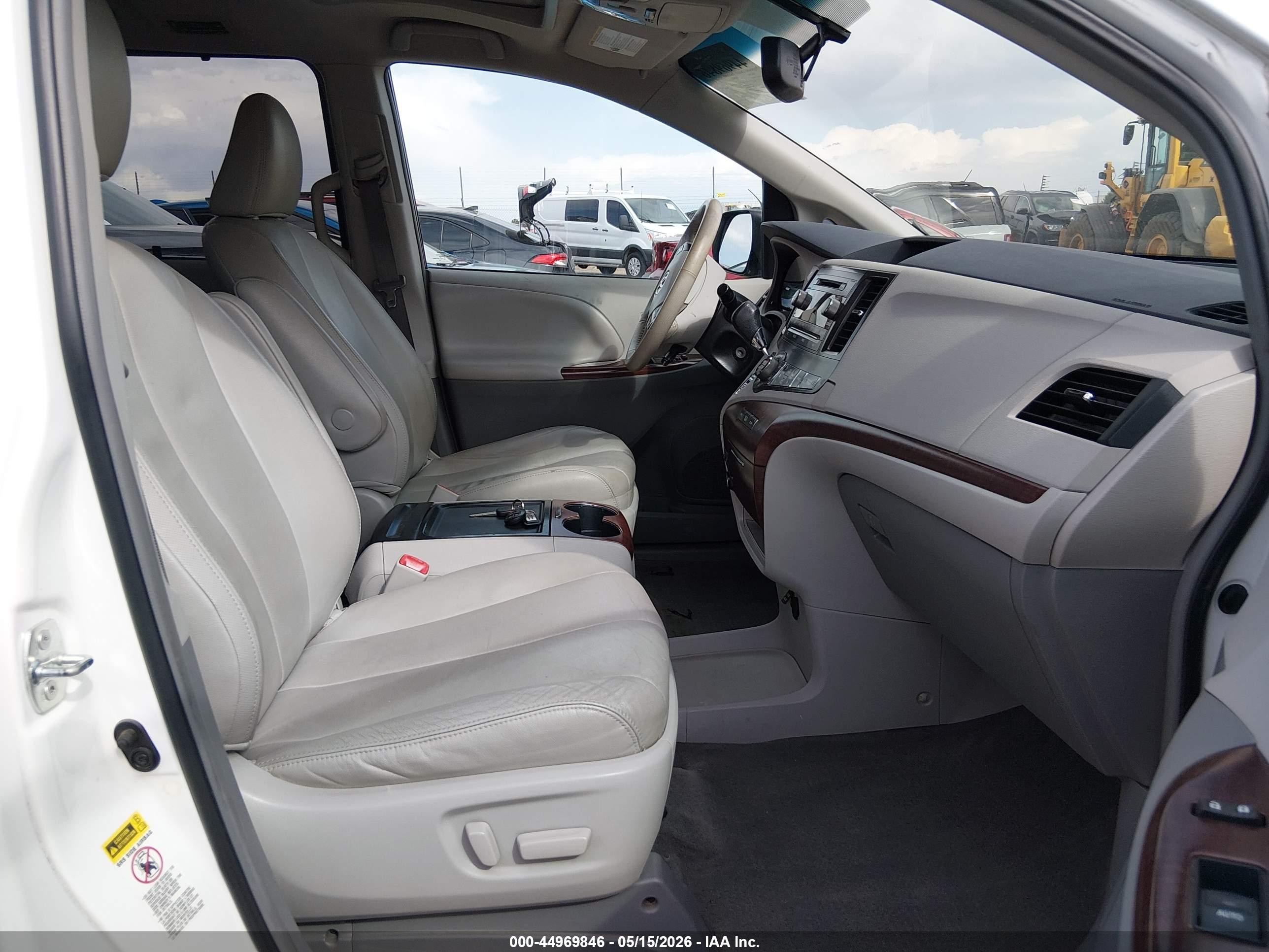 2012 Toyota Sienna Xle V6 8 Passenger White vin: 5TDYK3DC1CS248343