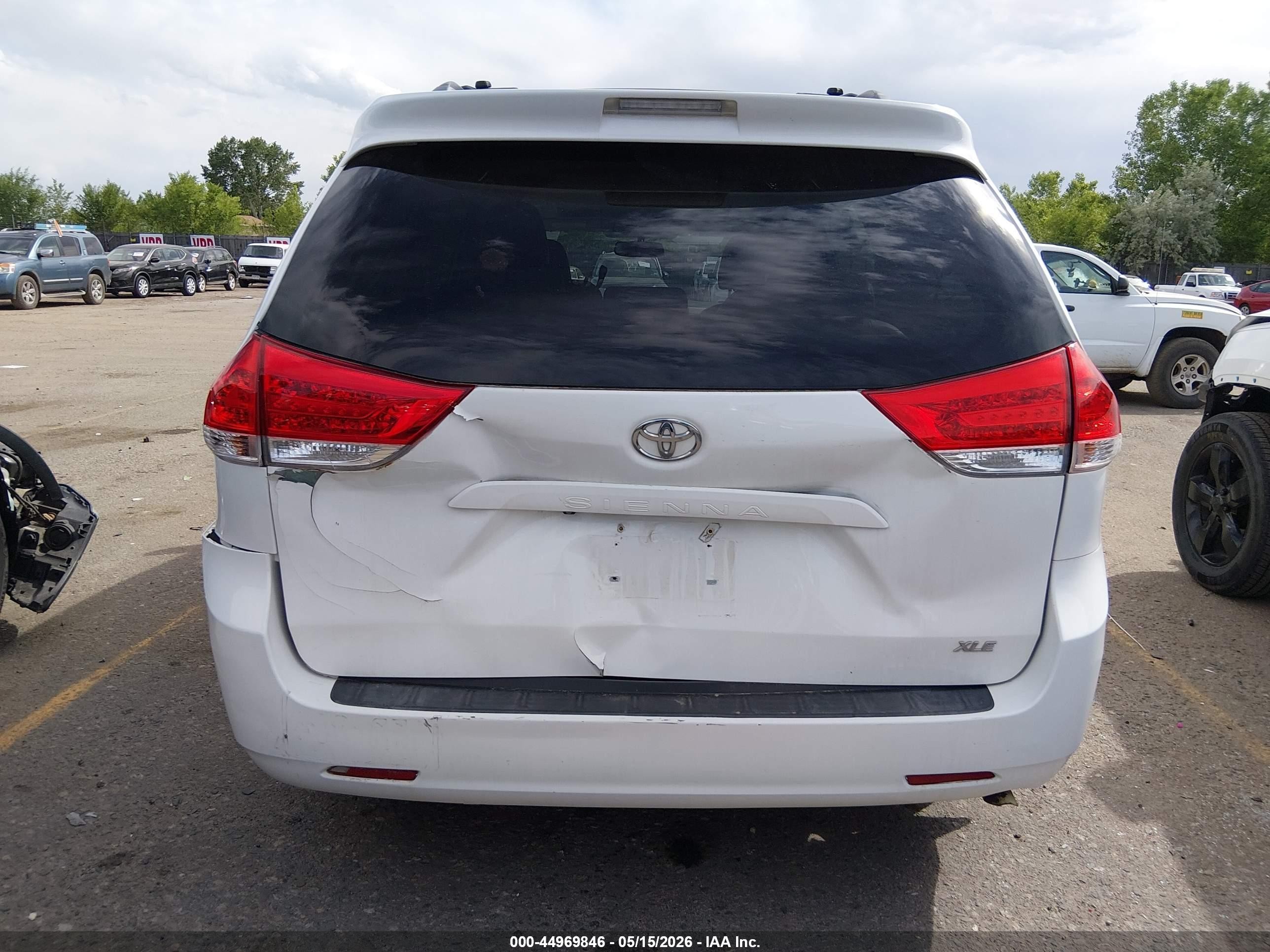 2012 Toyota Sienna Xle V6 8 Passenger White vin: 5TDYK3DC1CS248343