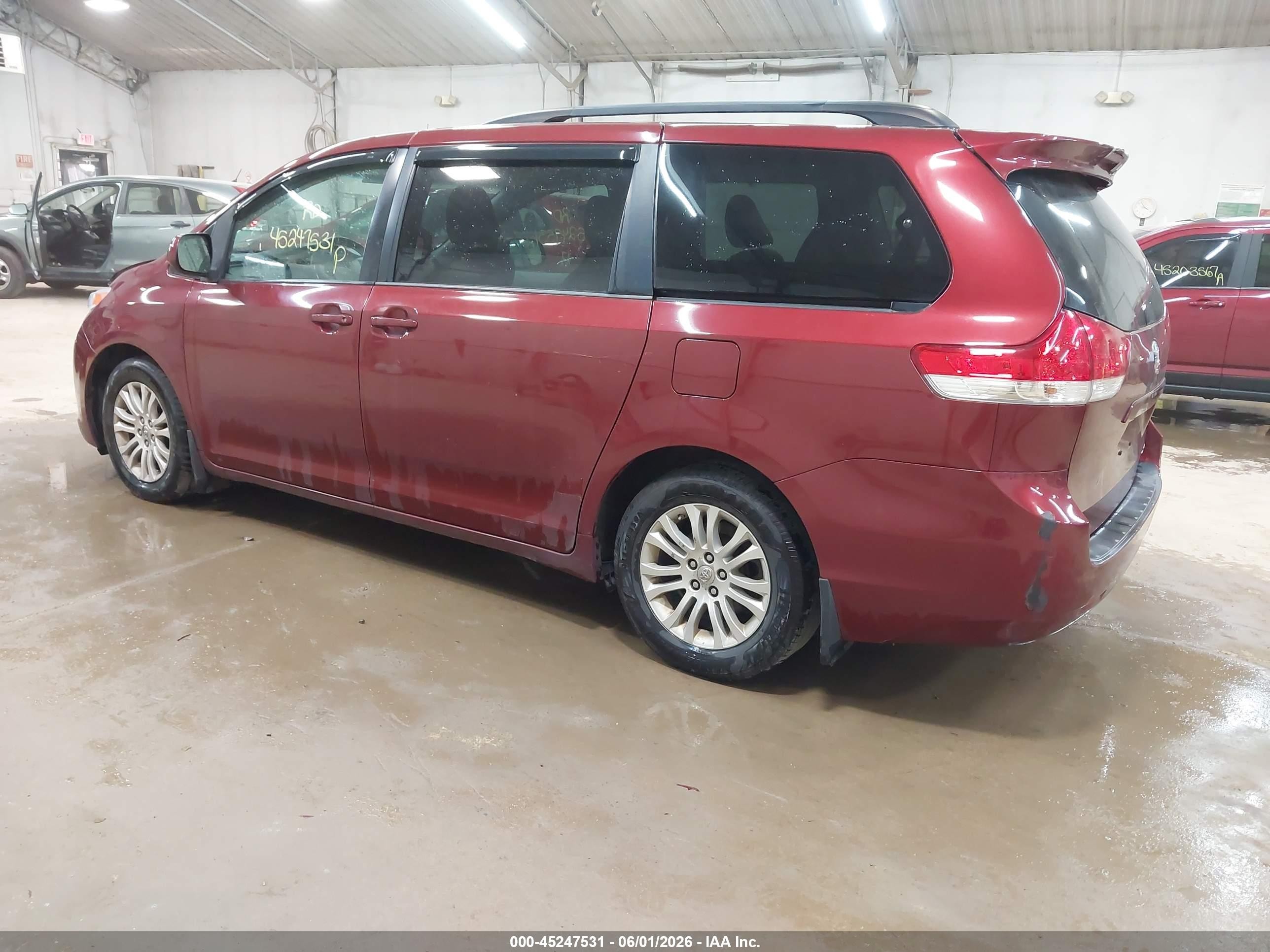 2012 Toyota Sienna Xle V6 8 Passenger Красный vin: 5TDYK3DC1CS262839