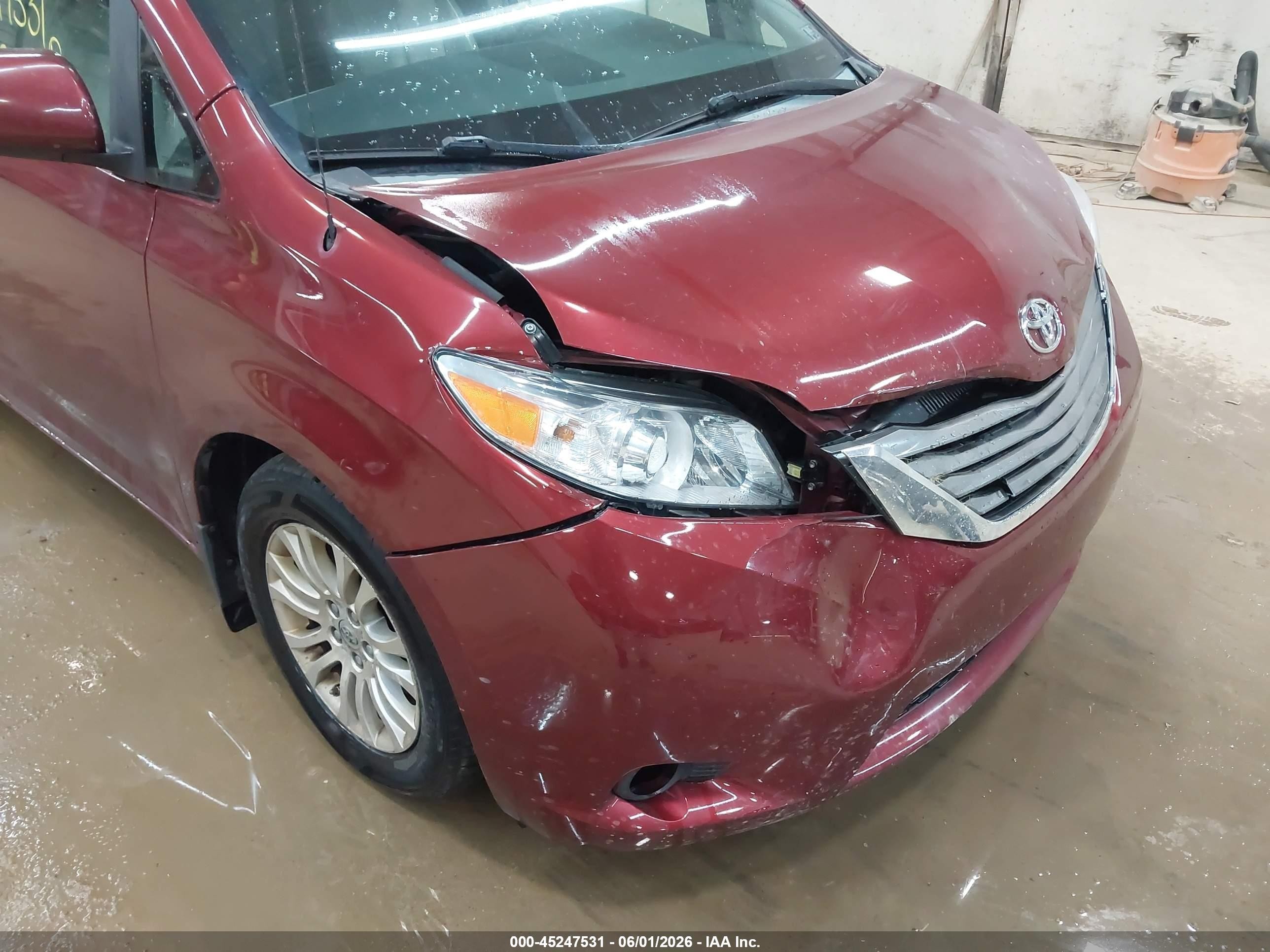 2012 Toyota Sienna Xle V6 8 Passenger Красный vin: 5TDYK3DC1CS262839