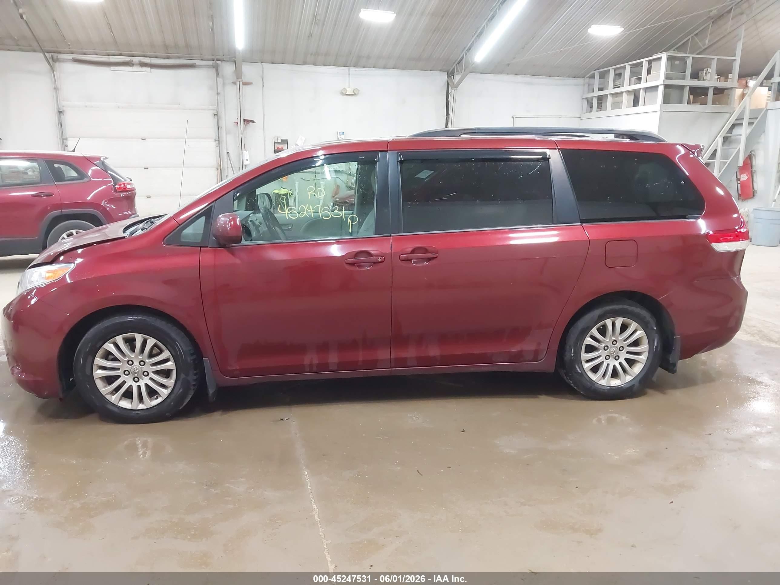 2012 Toyota Sienna Xle V6 8 Passenger Красный vin: 5TDYK3DC1CS262839