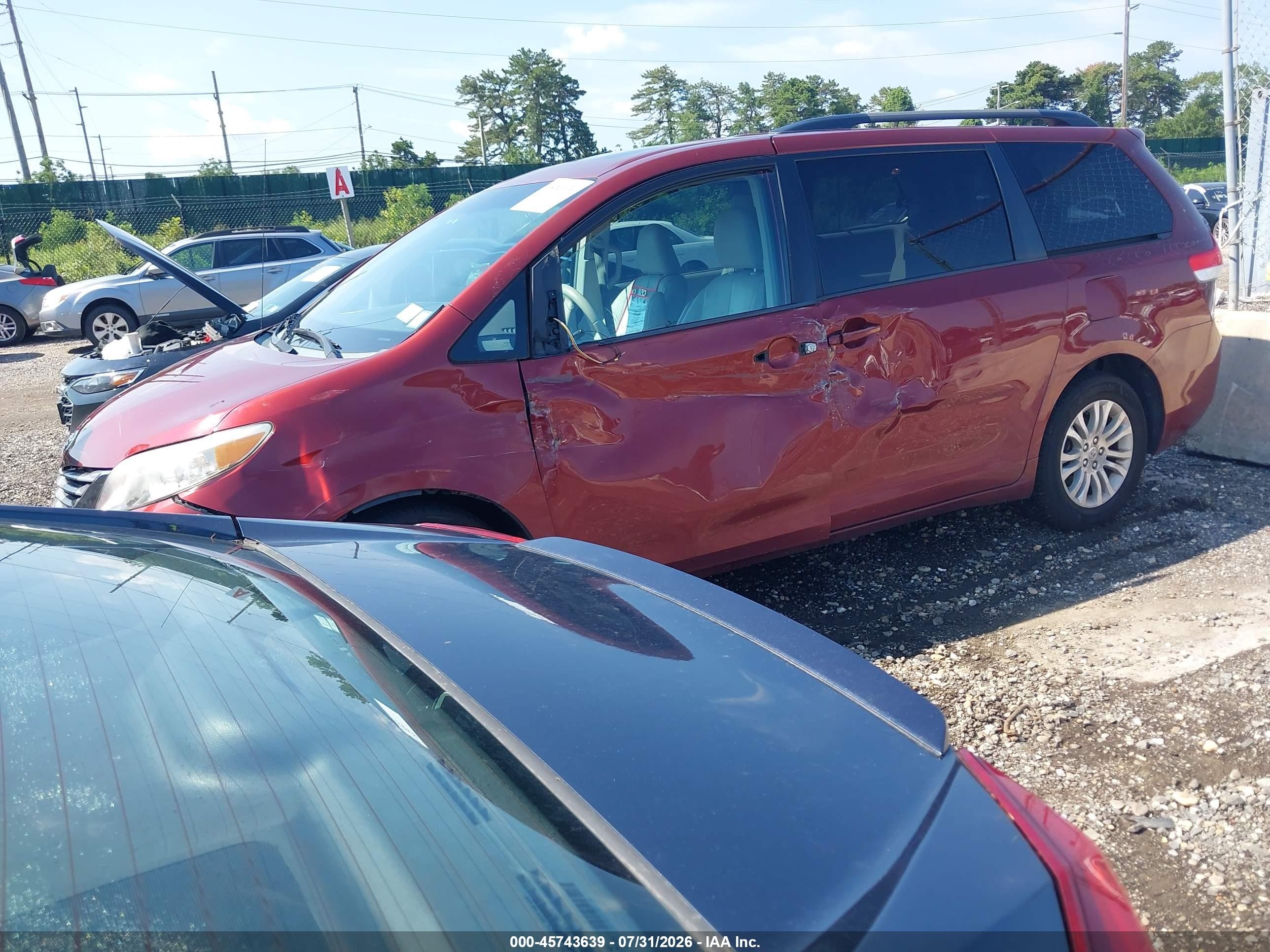 2013 Toyota Sienna Xle V6 8 Passenger Red vin: 5TDYK3DC1DS305836