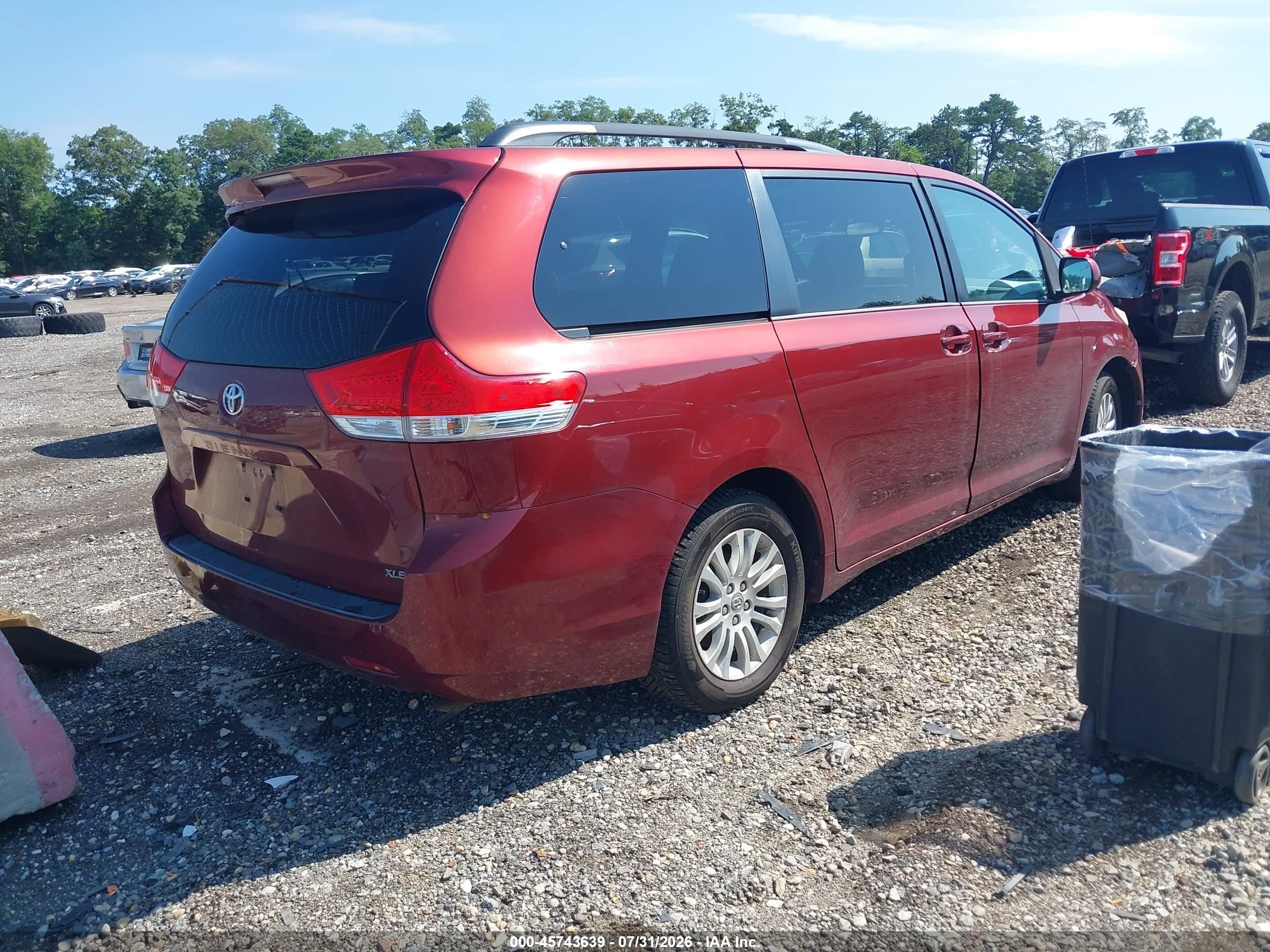2013 Toyota Sienna Xle V6 8 Passenger Red vin: 5TDYK3DC1DS305836
