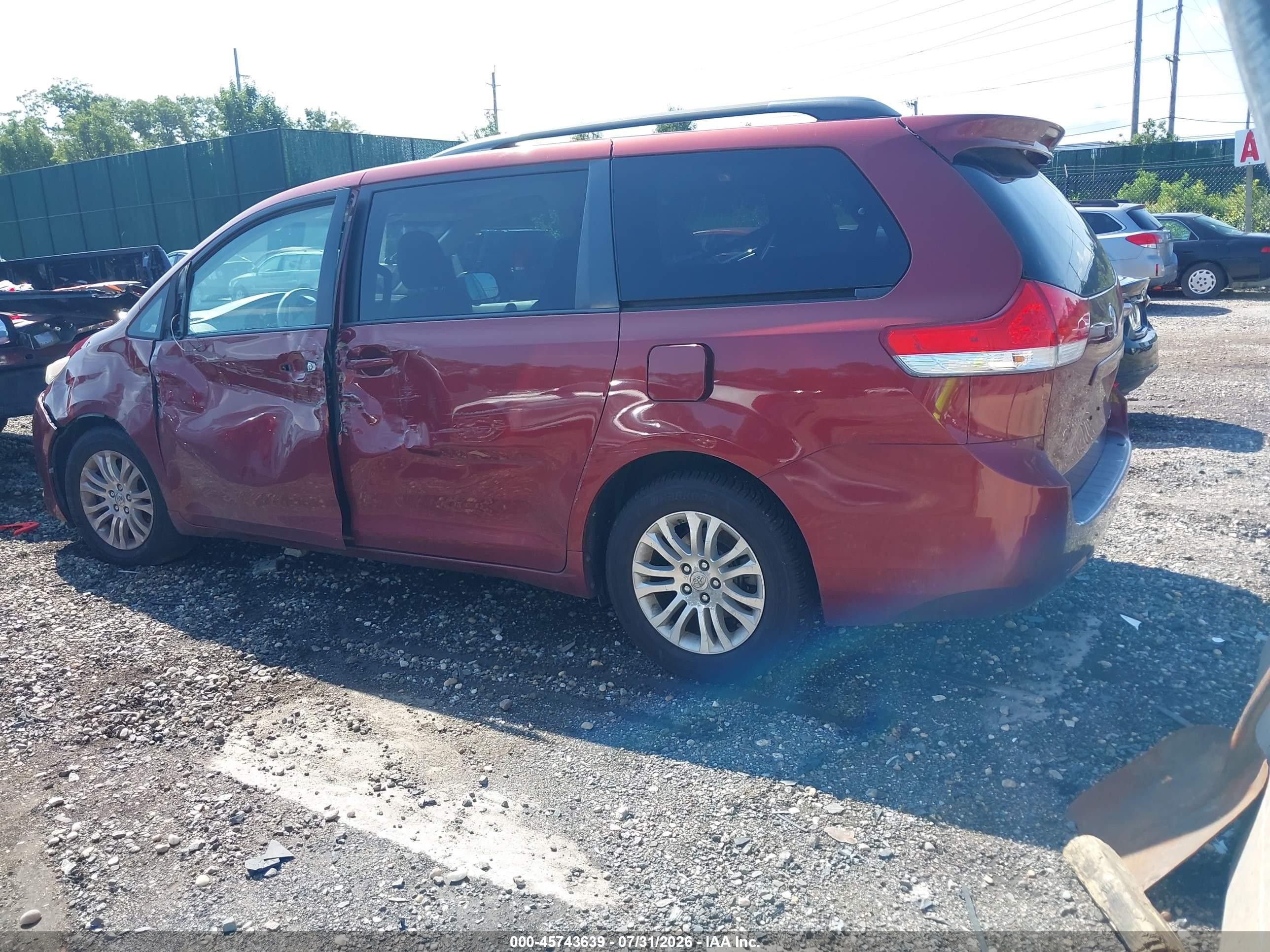 2013 Toyota Sienna Xle V6 8 Passenger Red vin: 5TDYK3DC1DS305836