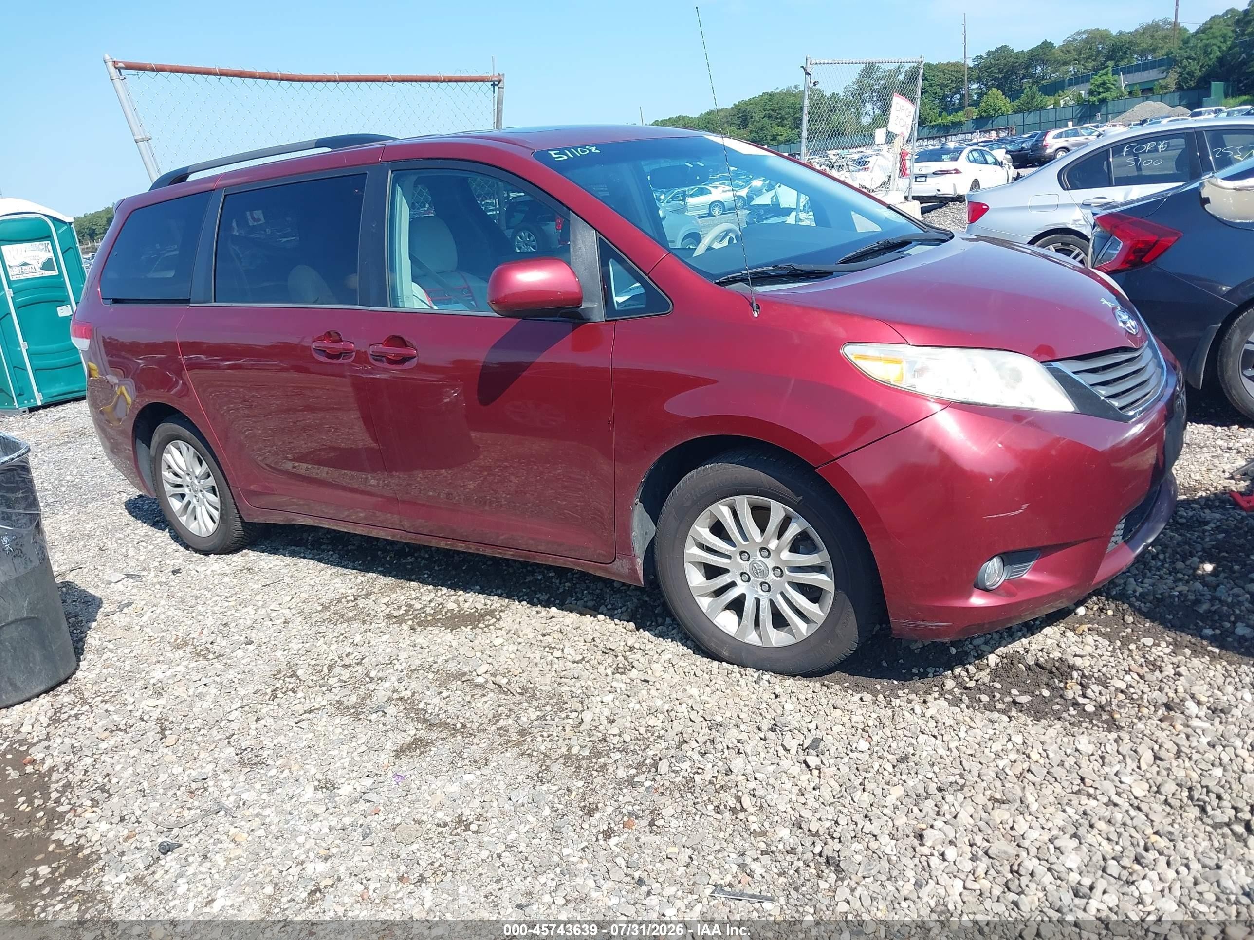 2013 Toyota Sienna Xle V6 8 Passenger Red vin: 5TDYK3DC1DS305836