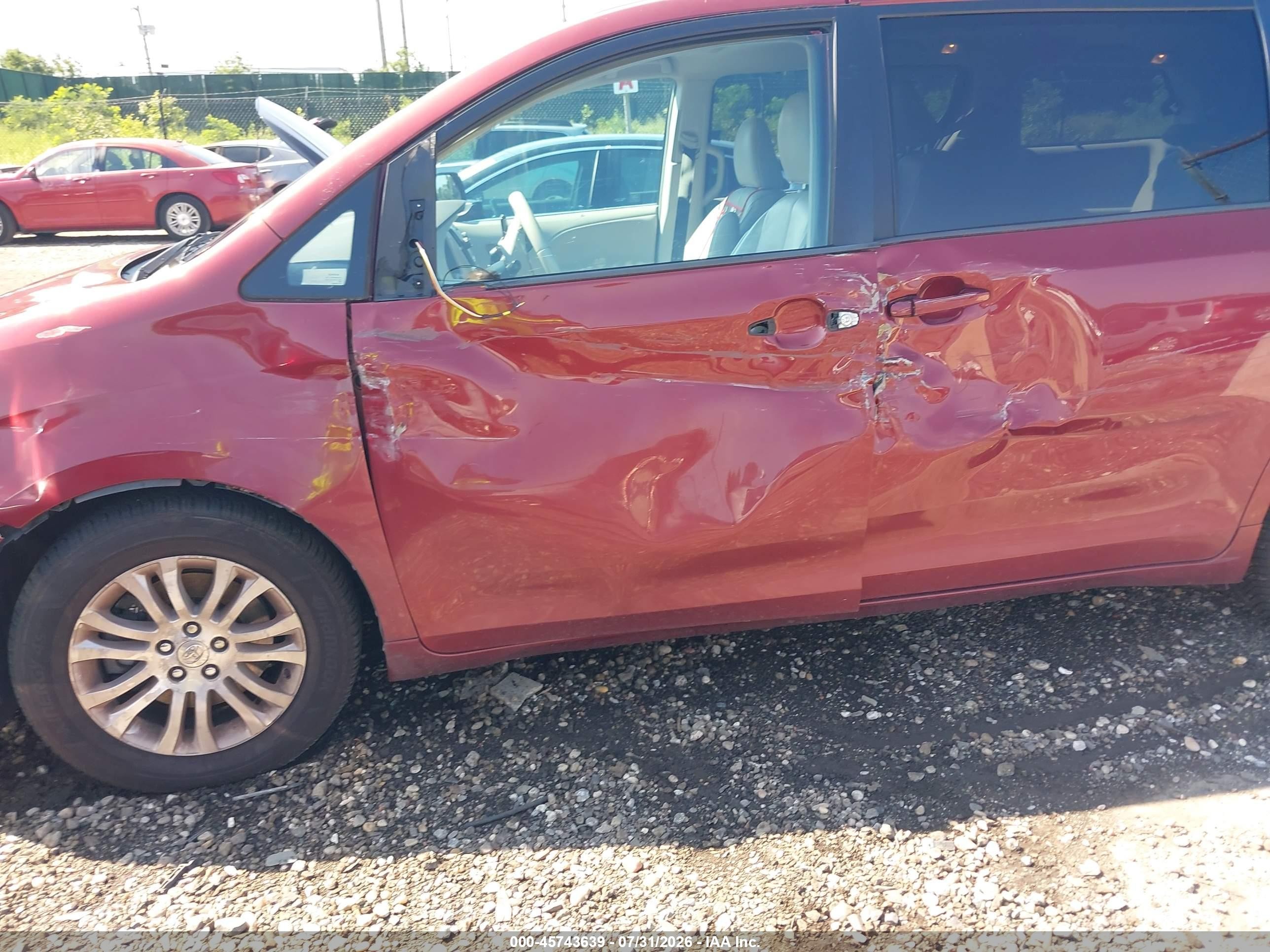 2013 Toyota Sienna Xle V6 8 Passenger Red vin: 5TDYK3DC1DS305836