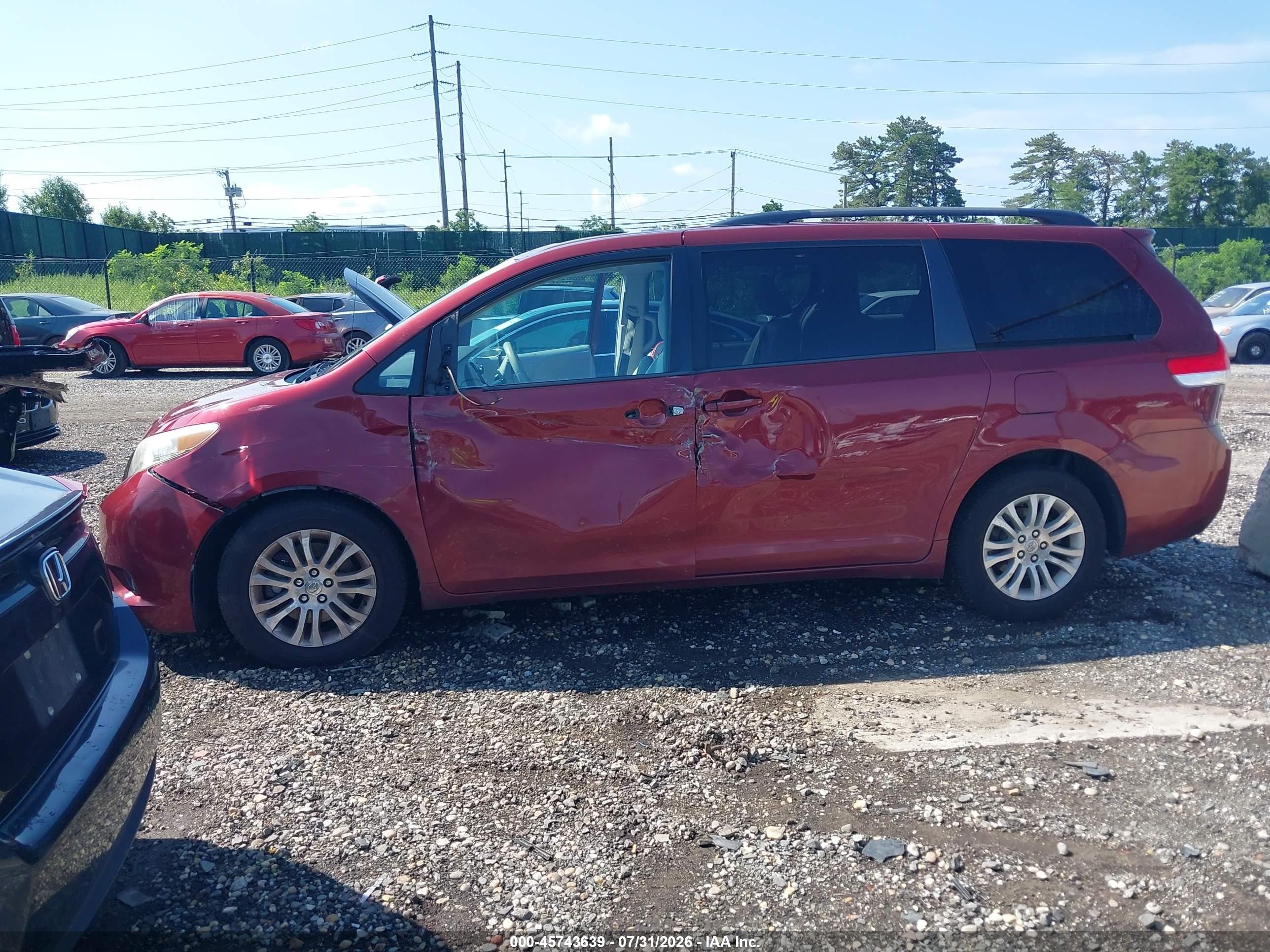 2013 Toyota Sienna Xle V6 8 Passenger Red vin: 5TDYK3DC1DS305836