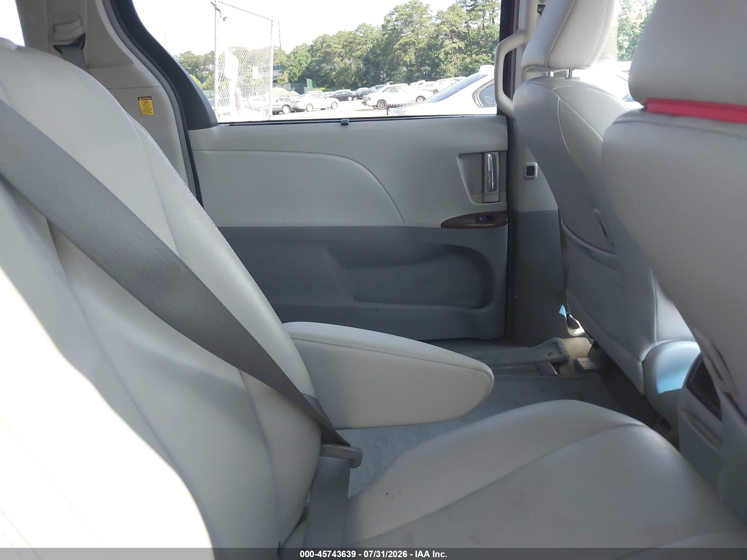 2013 Toyota Sienna Xle V6 8 Passenger Red vin: 5TDYK3DC1DS305836