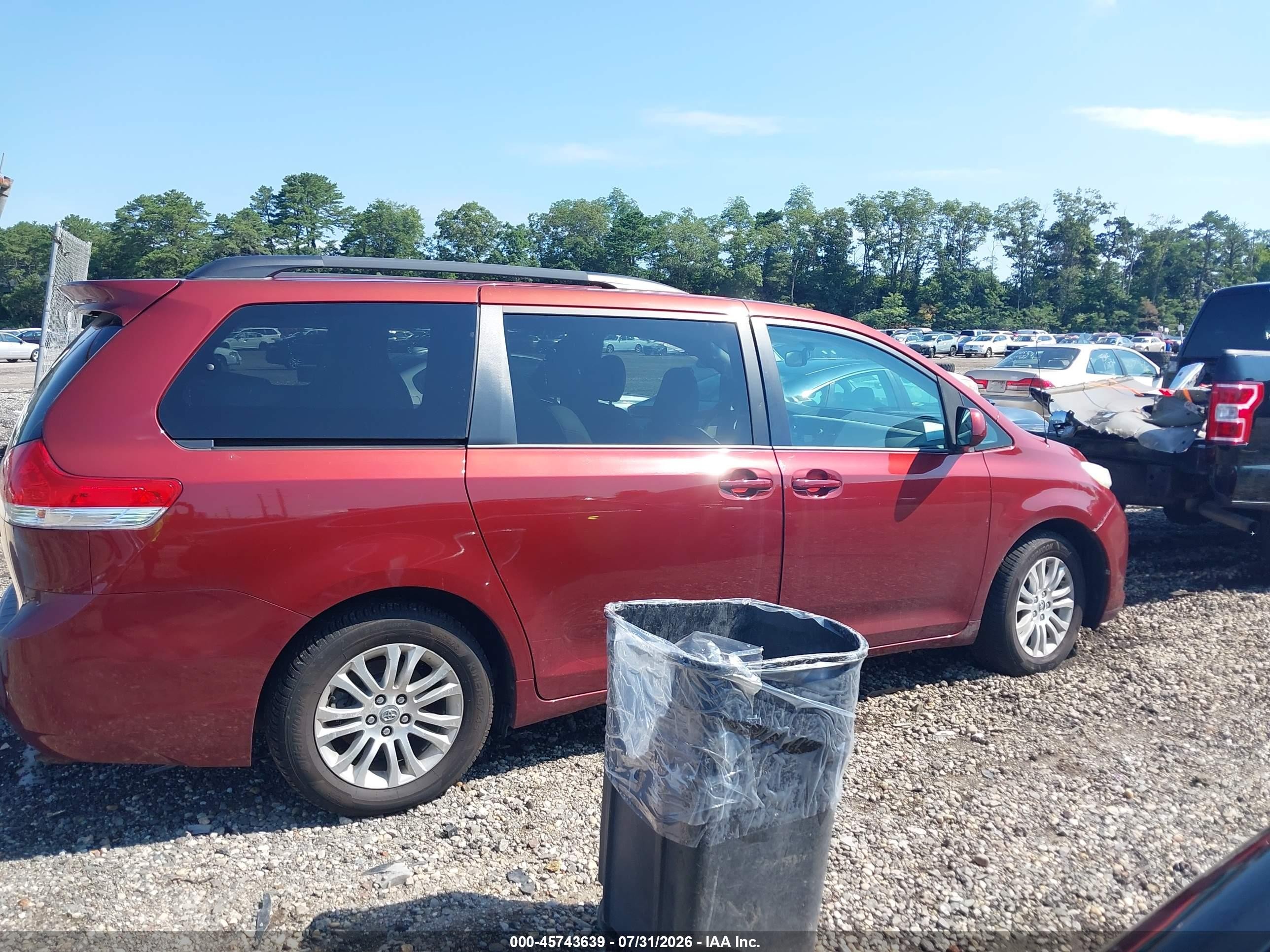 2013 Toyota Sienna Xle V6 8 Passenger Red vin: 5TDYK3DC1DS305836