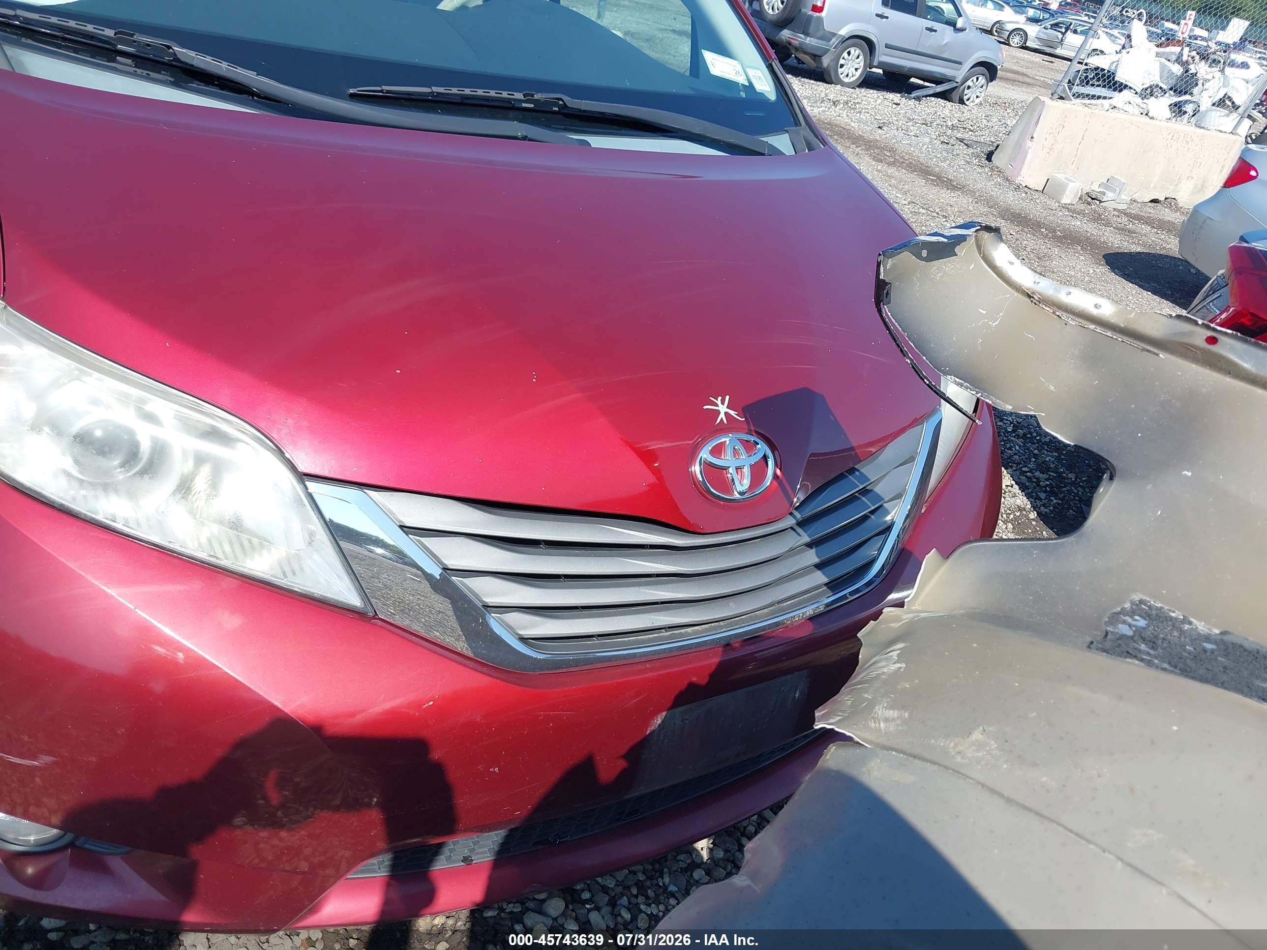 2013 Toyota Sienna Xle V6 8 Passenger Red vin: 5TDYK3DC1DS305836